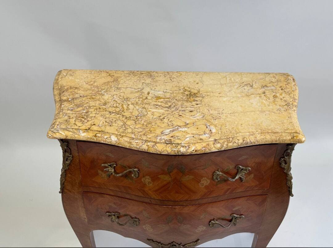 Curved chest of drawers