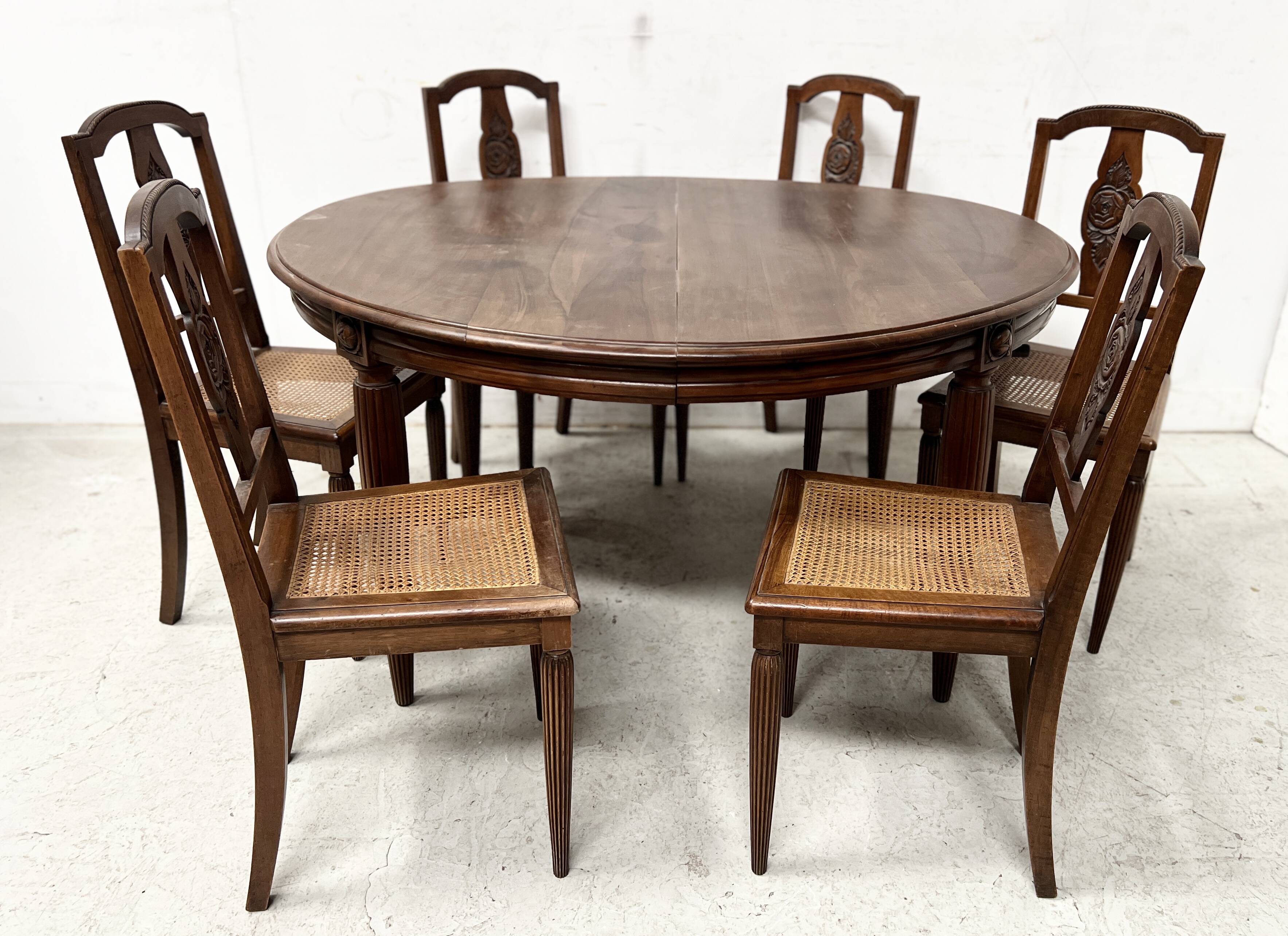 Art Deco table and six chairs in solid walnut, 20th century.