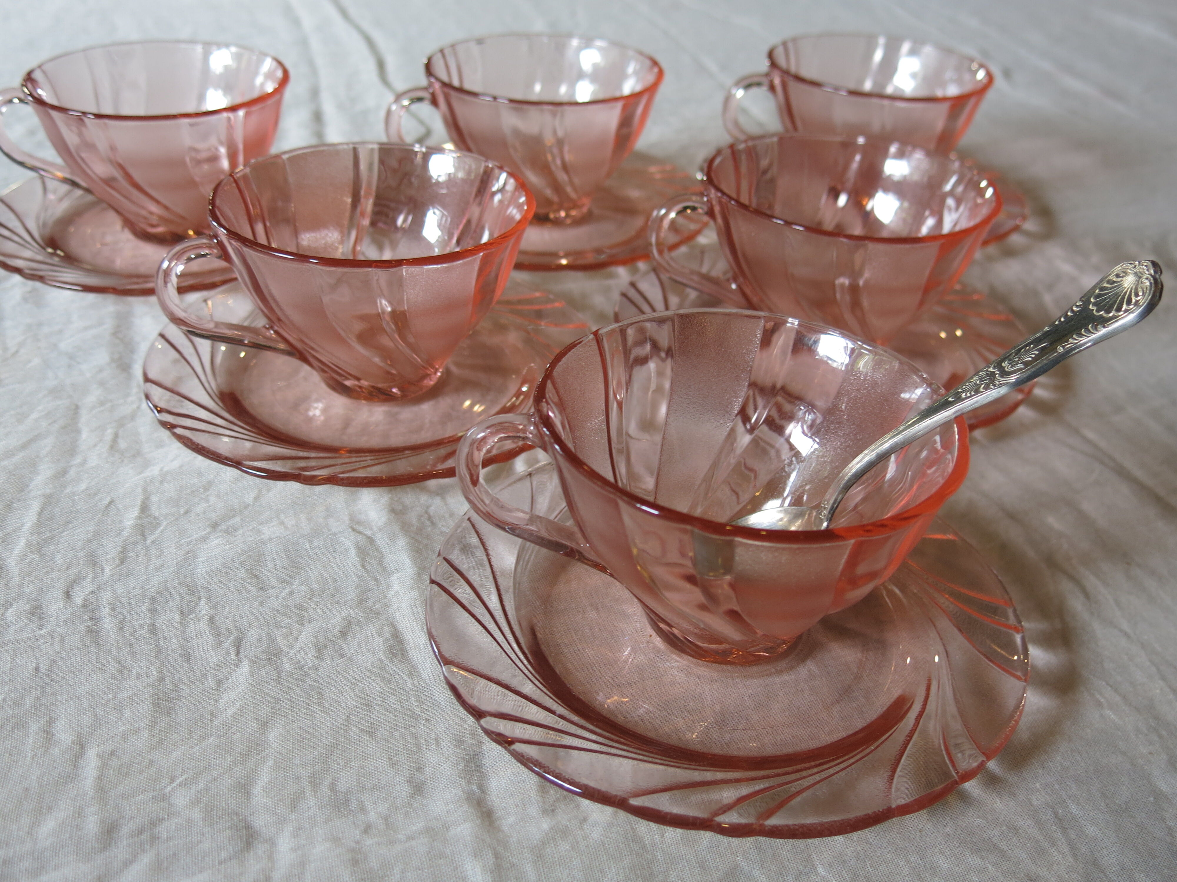 6 pink Vereco coffee cups in excellent condition