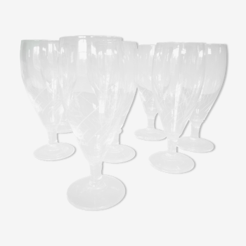 Huit flûtes à champagne en verre gravé