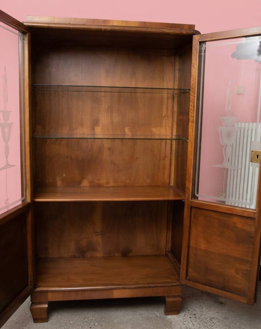 Art Deco display cabinet in walnut veneer and engraved glass, 1920s