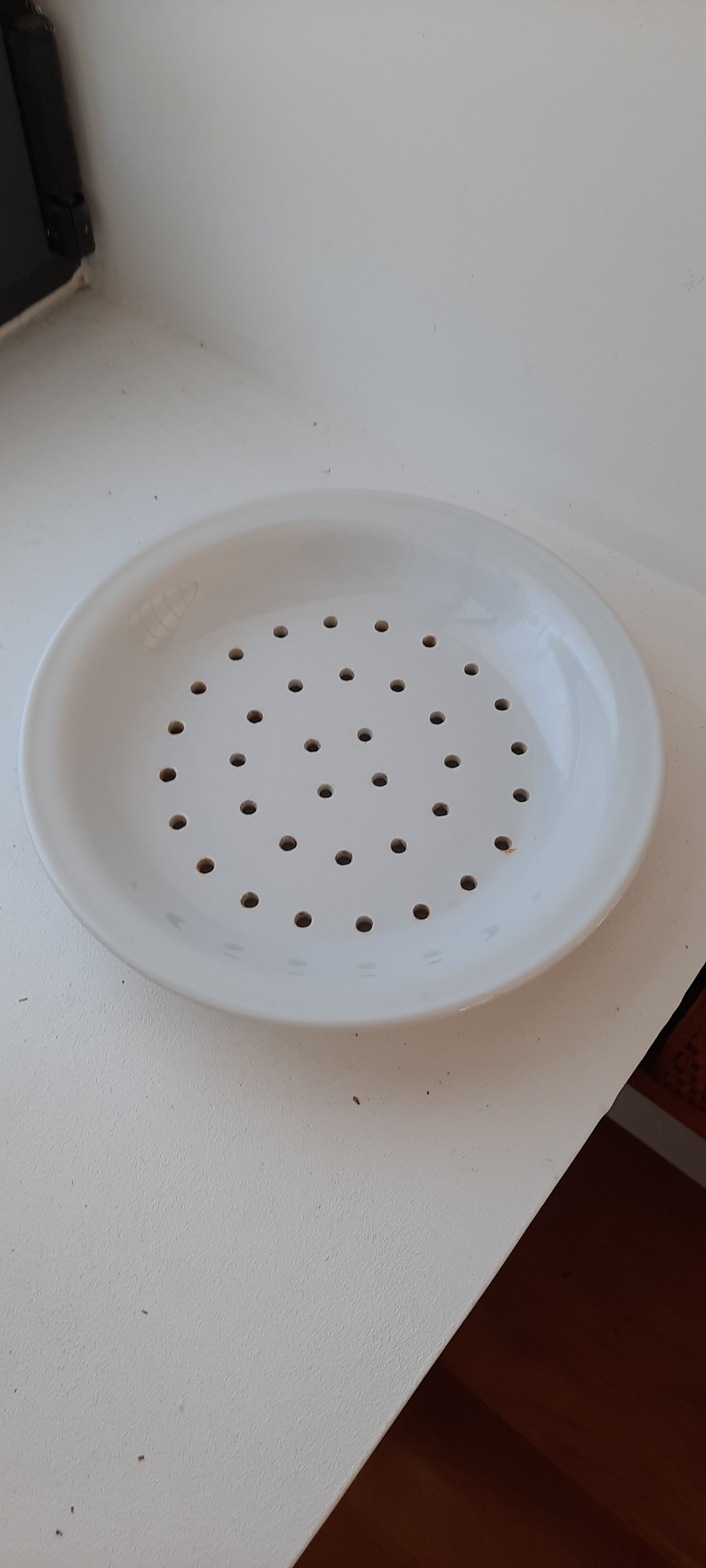 White porcelain drainer dish Apilco