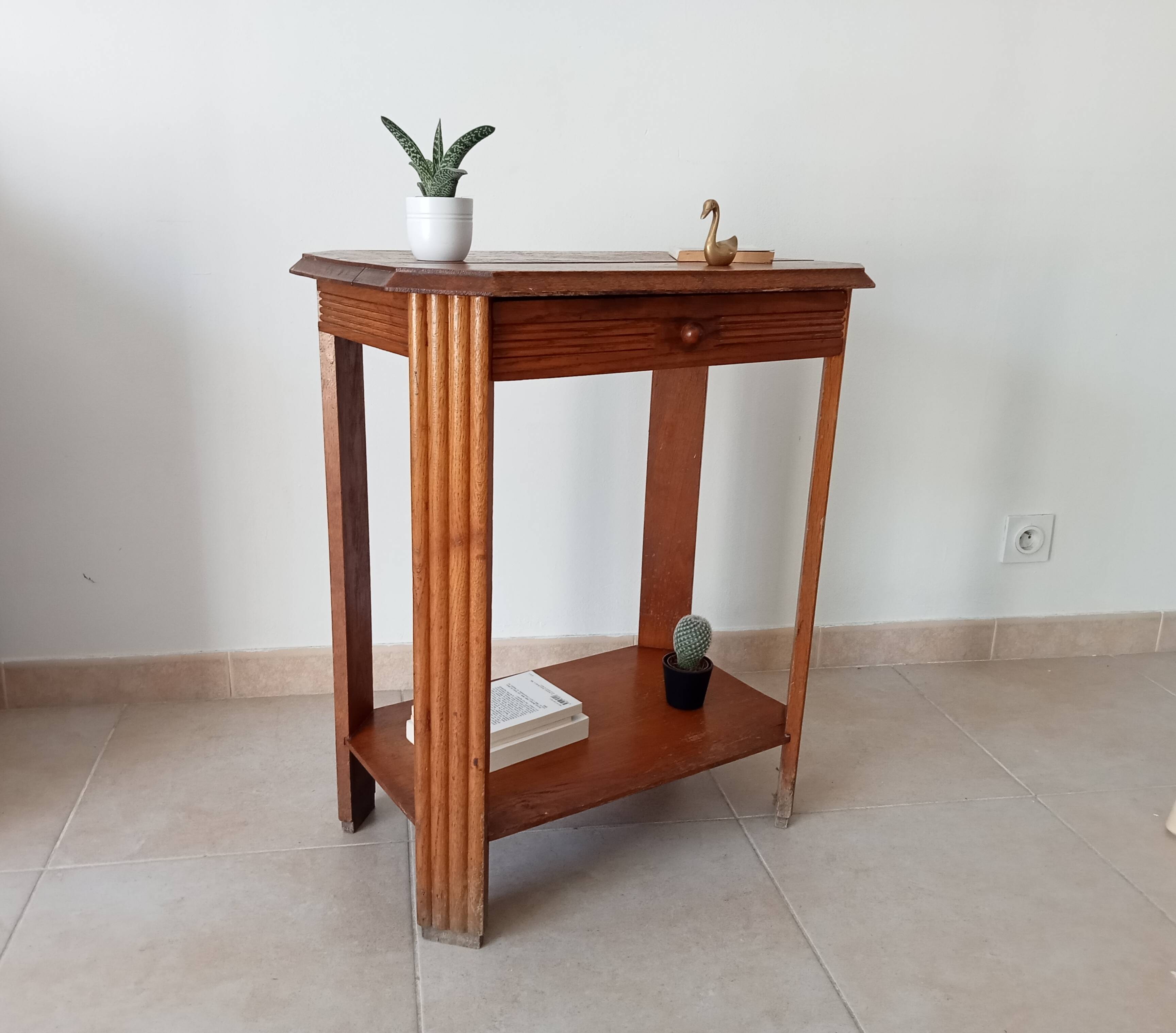 Art Deco side table from the 1940s in solid oak.