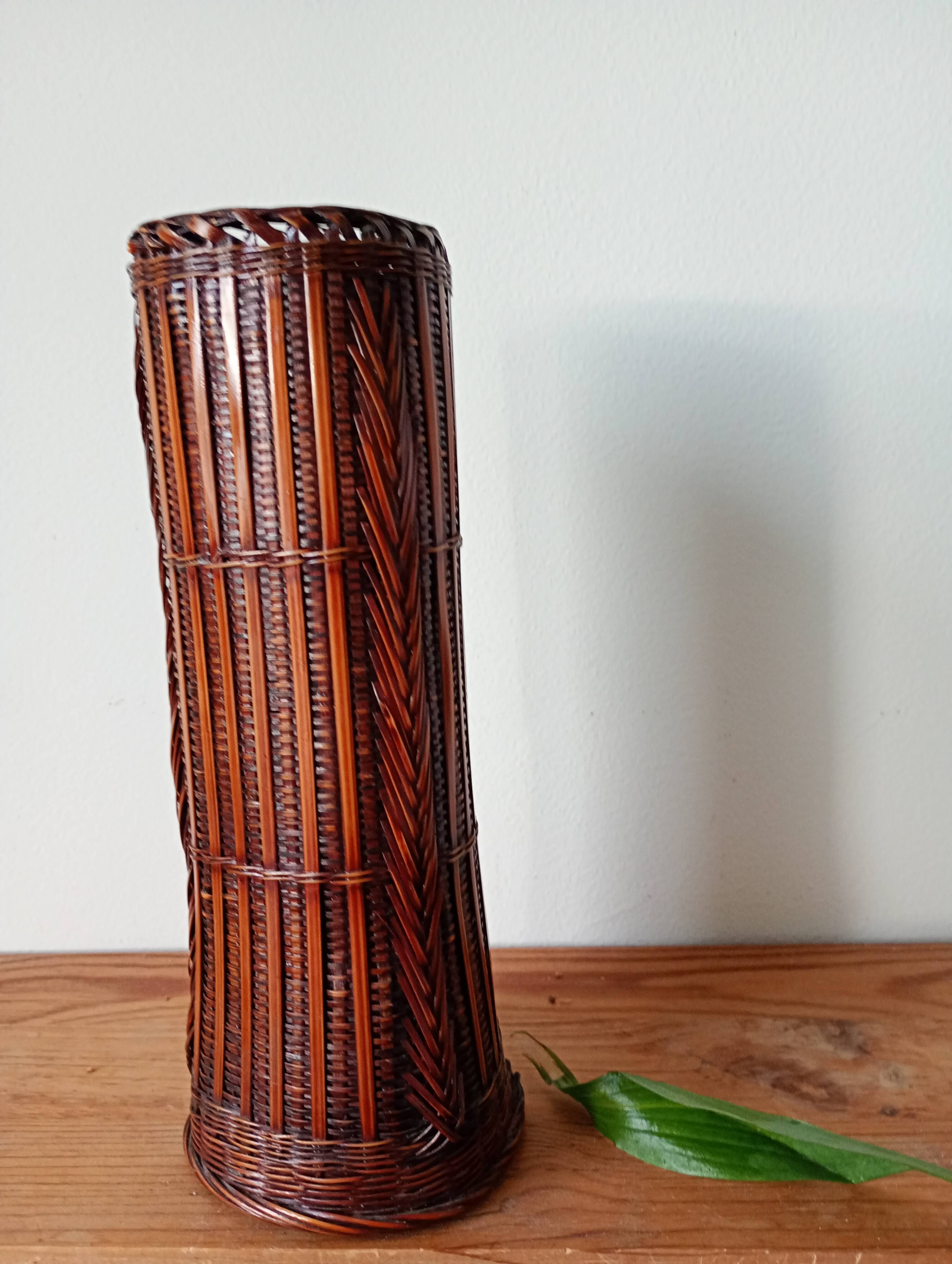 Vase japonais en bambou tressé .Ikebana