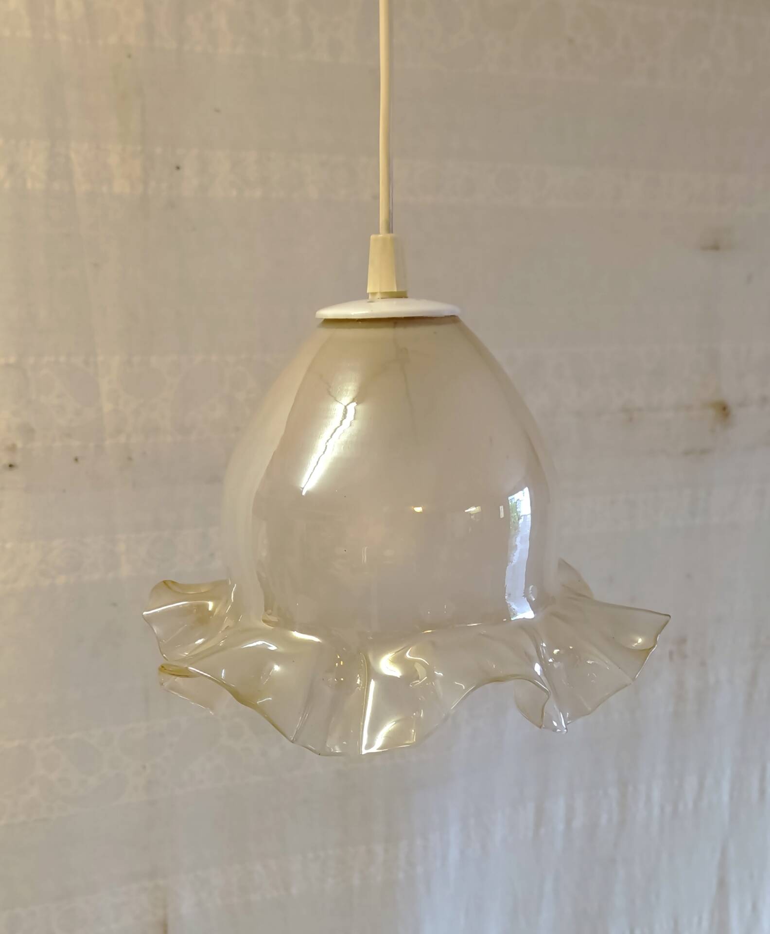 Suspension globe en verre juponné - mid. XXeme