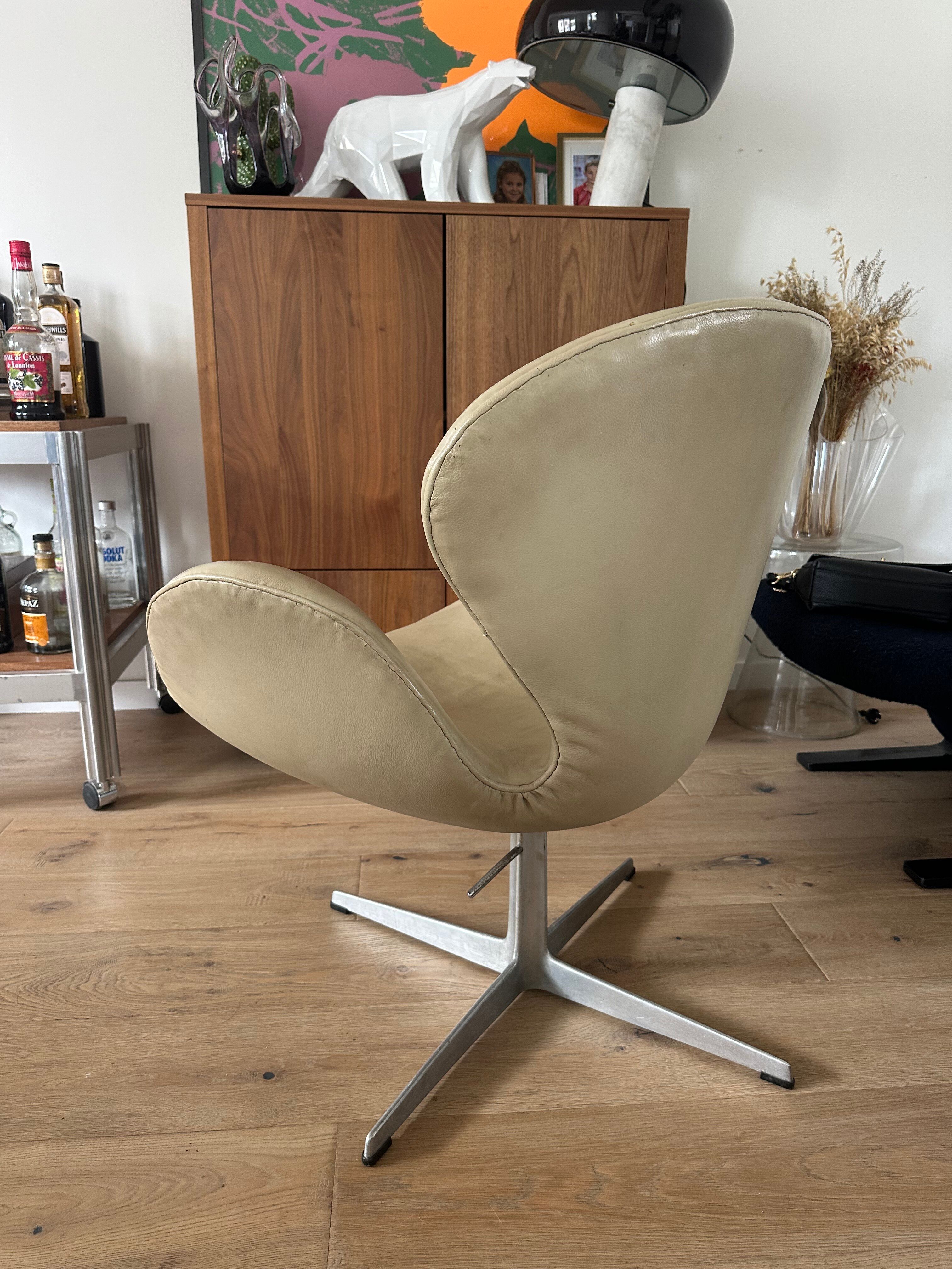 Swan Chair Arne Jacobsen first edition Fritz Hansen 1960s