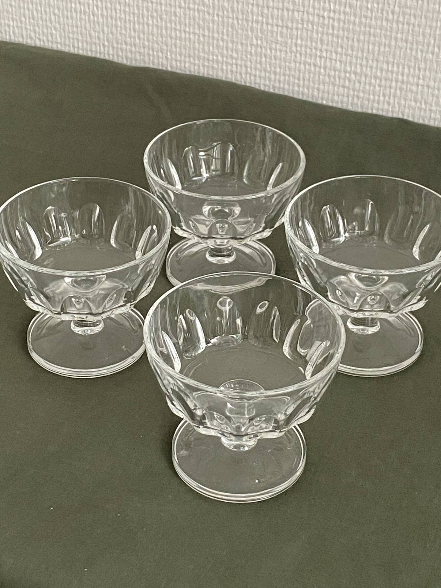 Set of 4 glass ice cream bowls