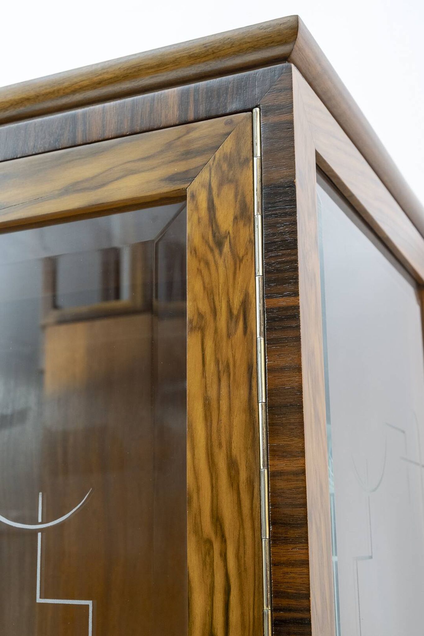 Art Dèco Italian Walnut Vitrines or Bar Display Cabinet, 1925