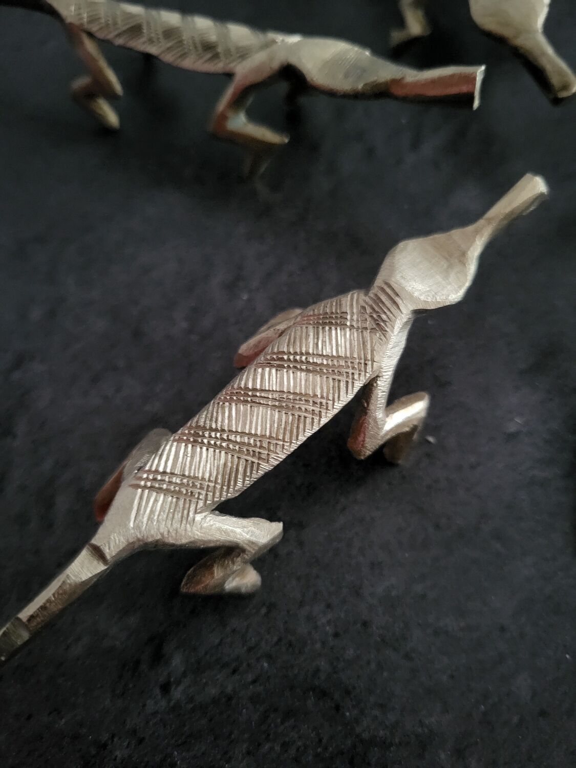 6 vintage knife rests, brass crocodiles, in excellent condition.