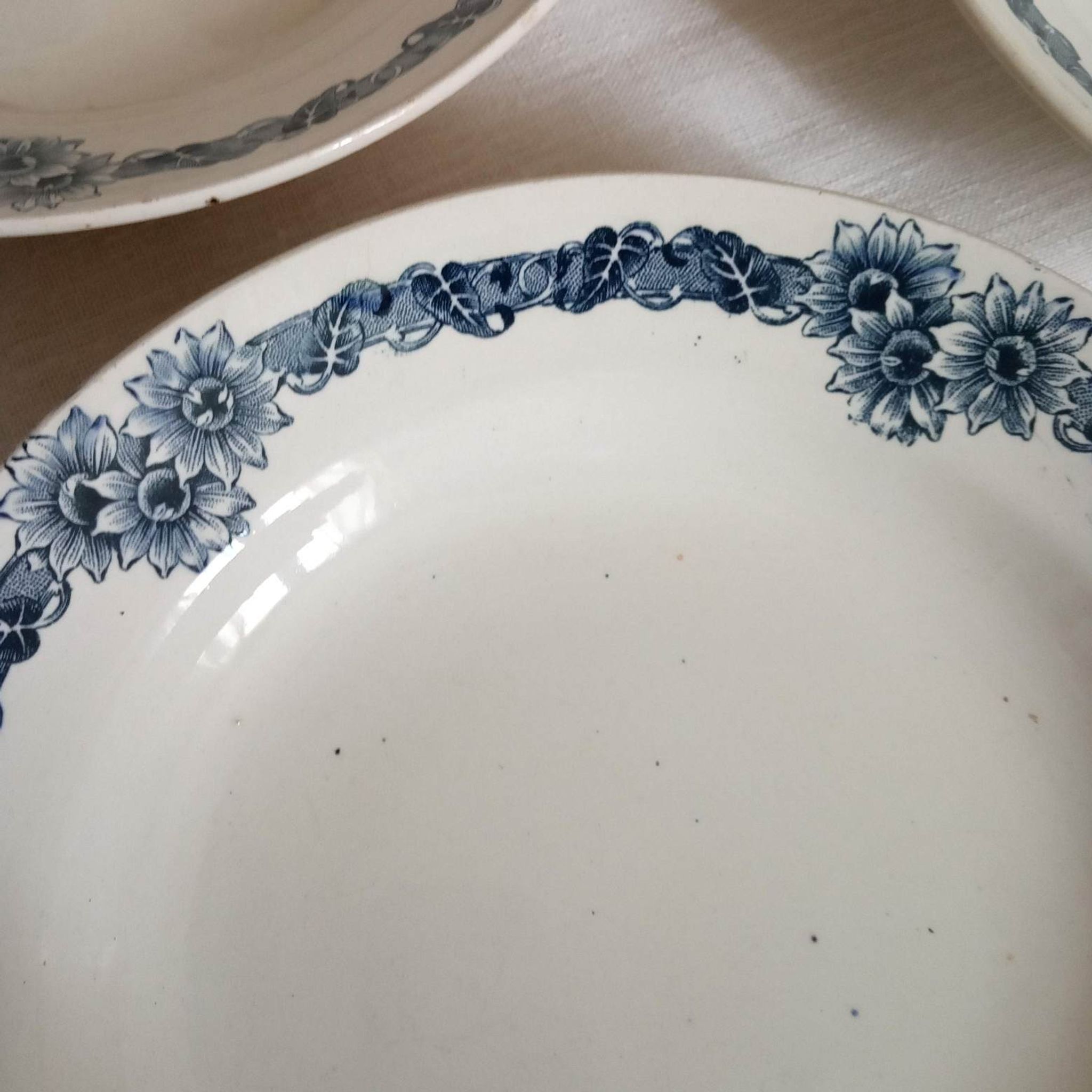 4 assiettes creuses "Denise", terre de fer, décor bleu de fleurs