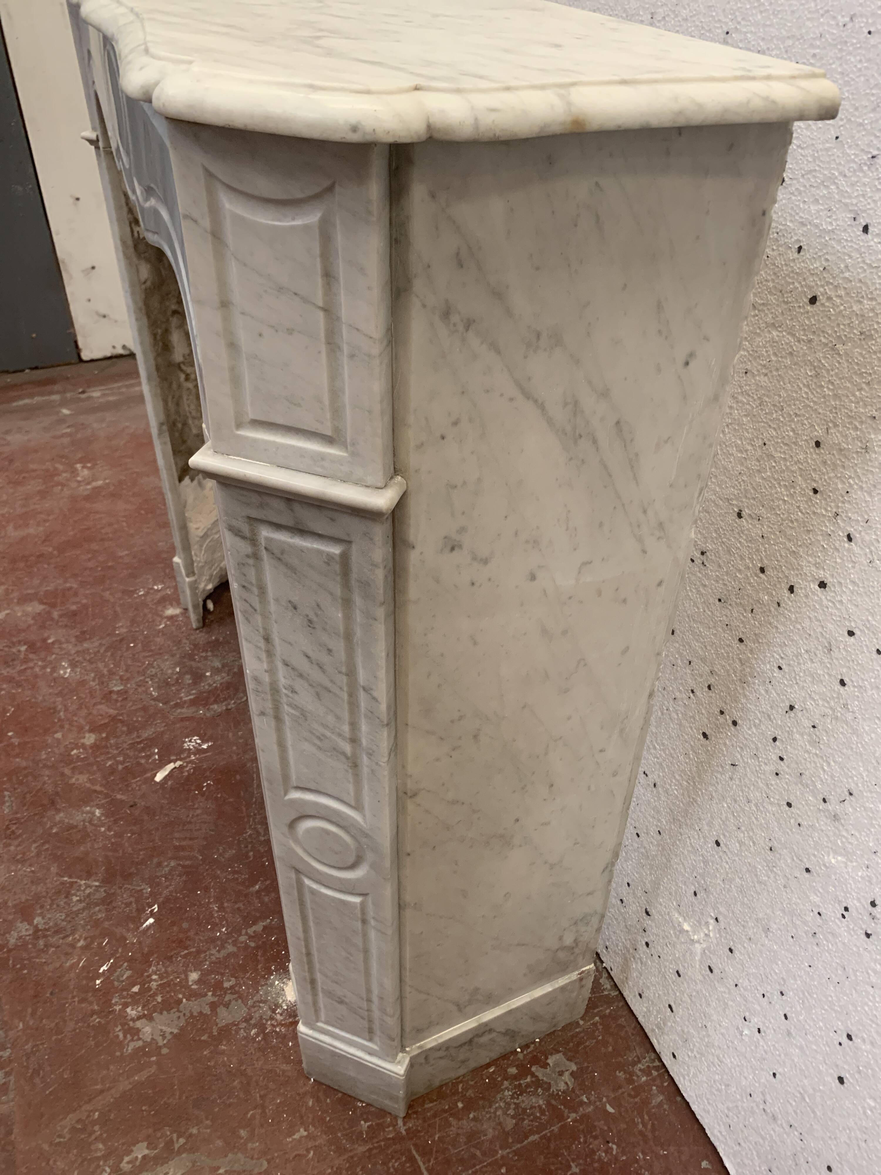 Cheminée de style Louis XV Model Pompadour Marbre blanc de Carrare XX siècle
