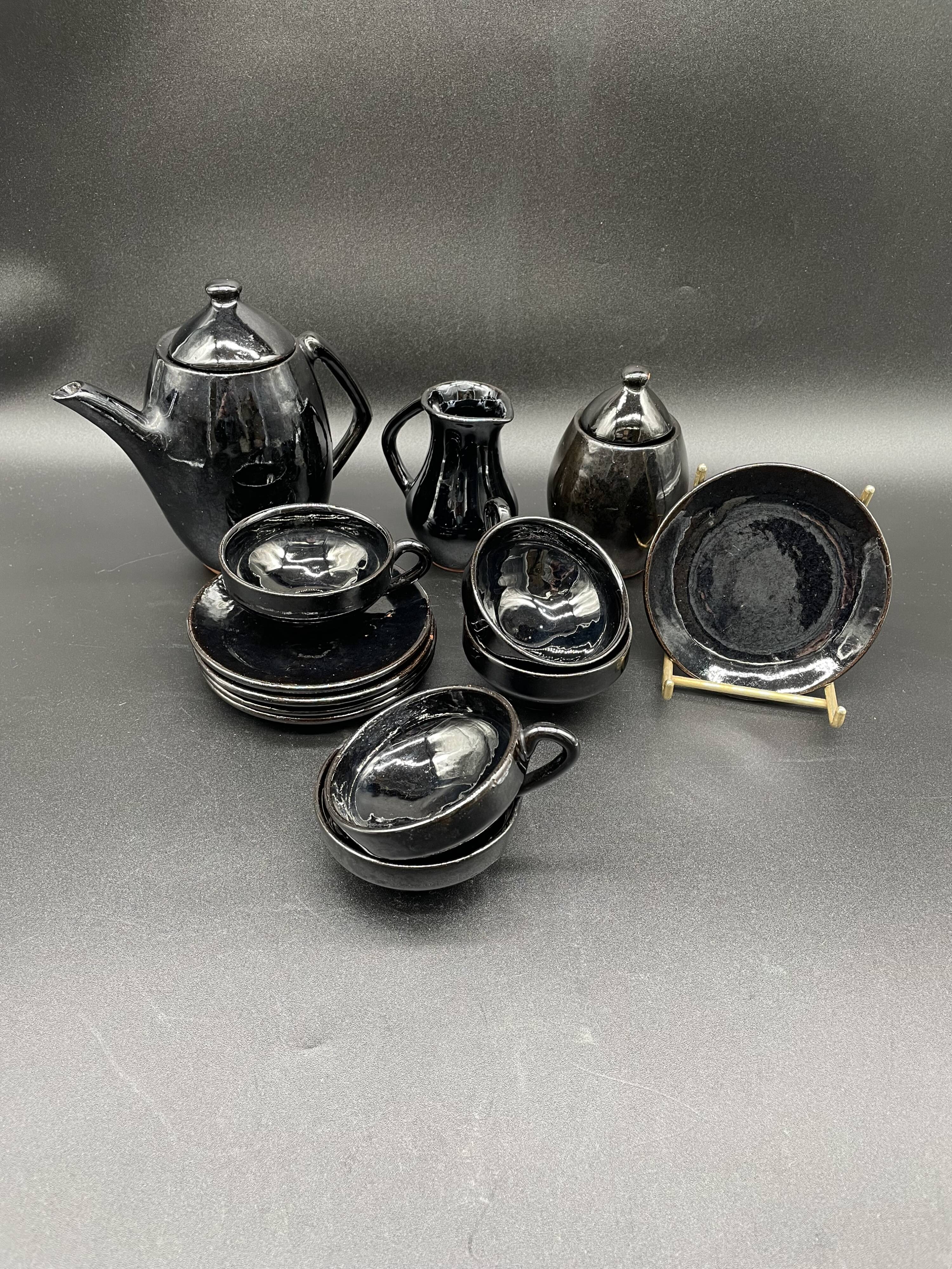 Brutalist black ceramic coffee service – Modernist design