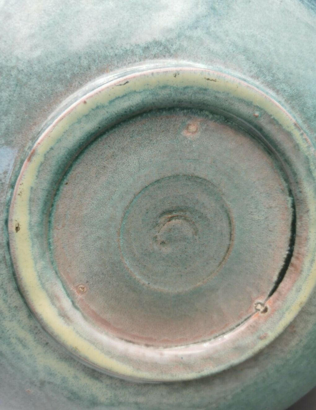 Blue ceramic bowl and its undercut