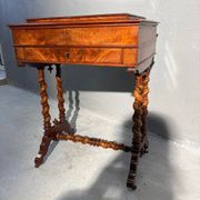Table à coudre en bois ancien avec tiroir.