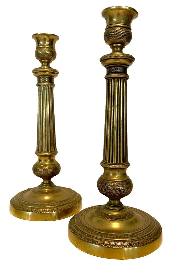 Paire de bougeoirs de style Louis XVI en bronze ciselé XIX siècle