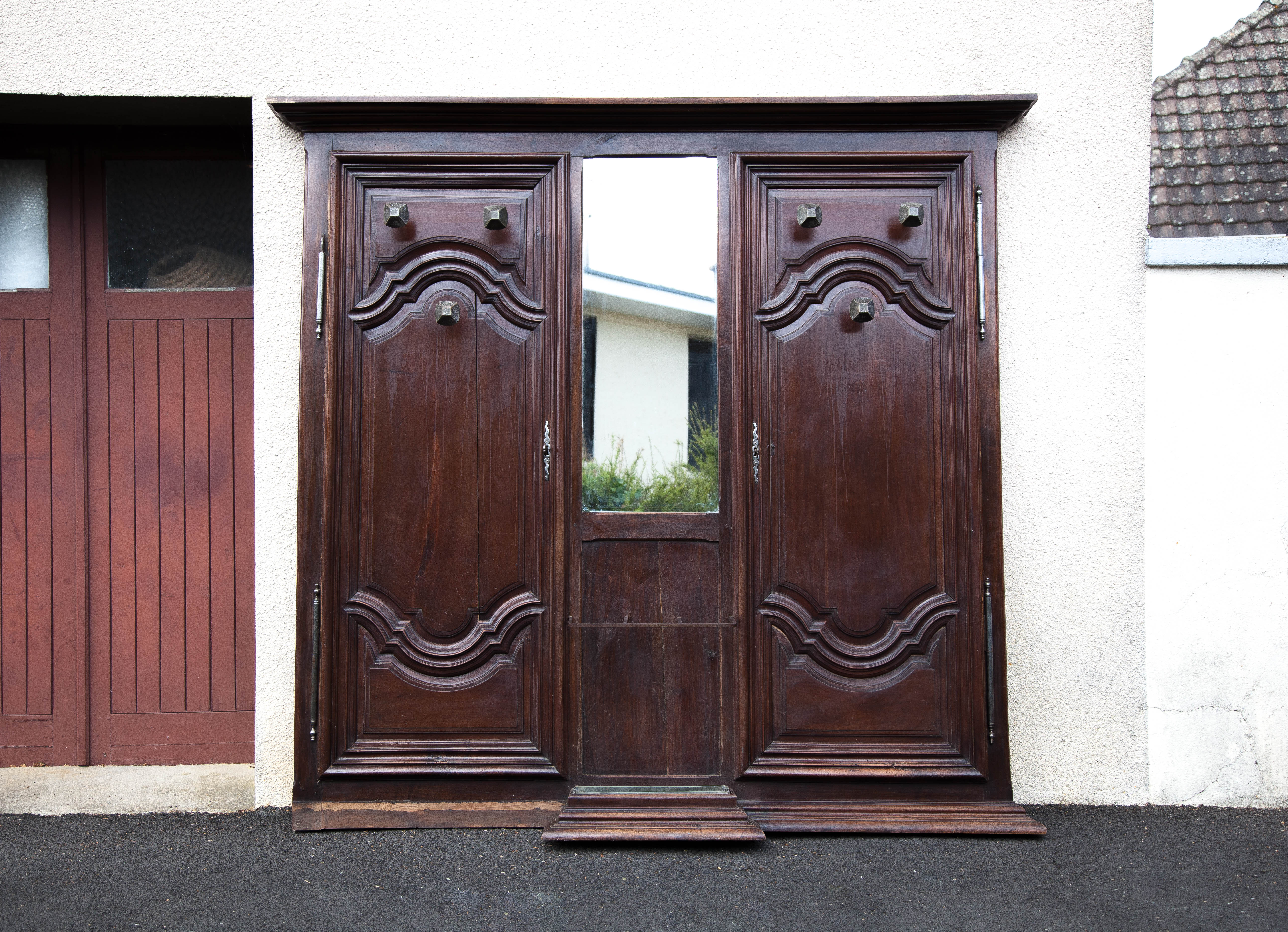 Grand vestiaire porte-manteau en bois 2 portes ancien