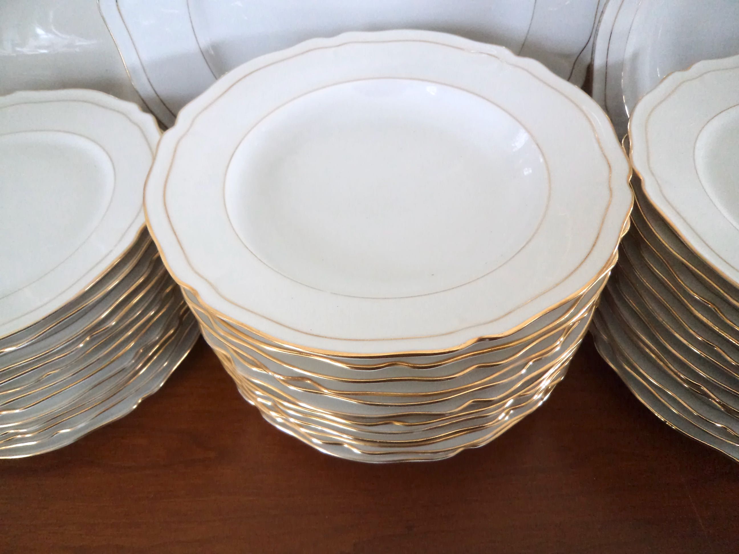 Porcelain plates for 12 people 48 pieces
