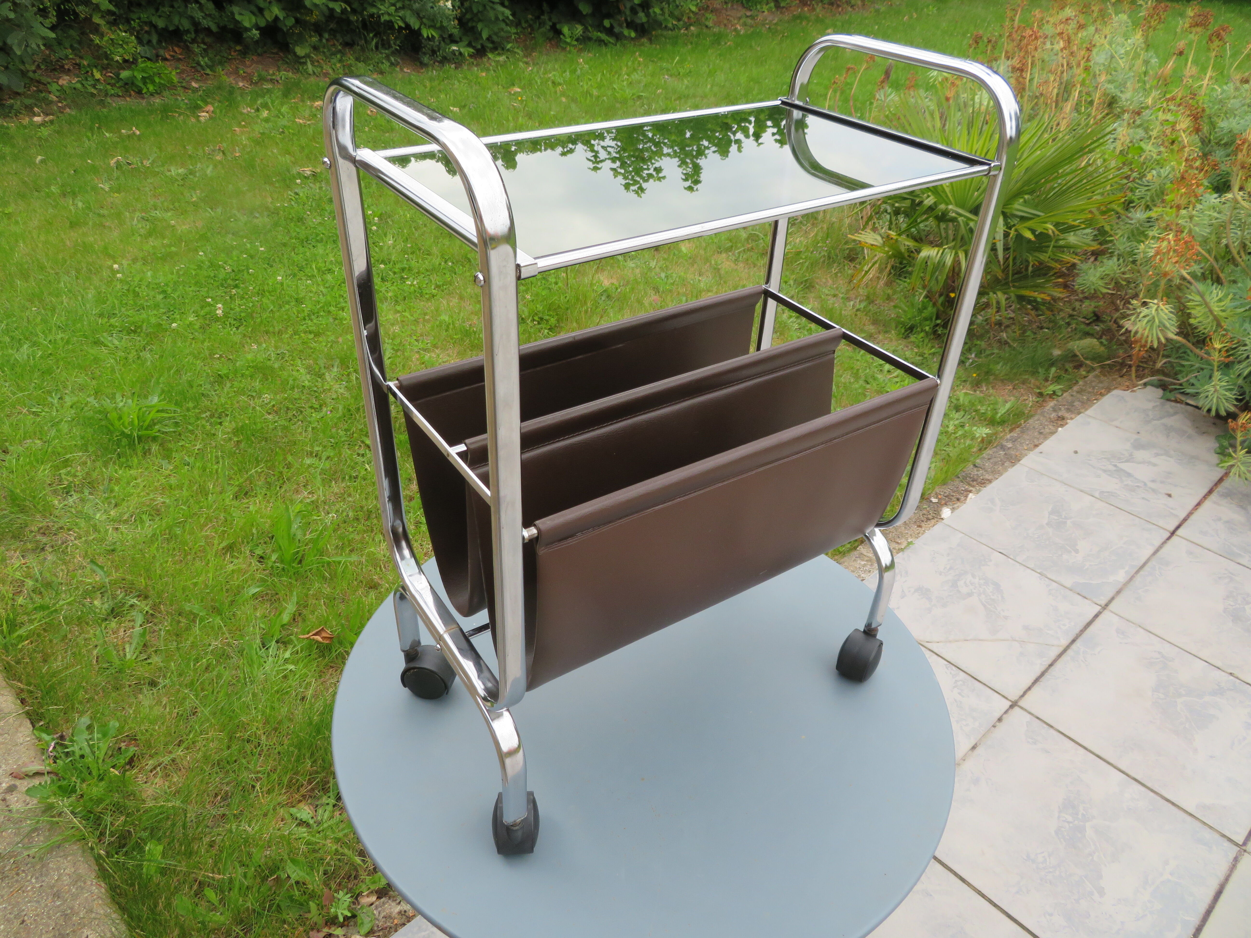 Porte-revue chrome et cuir avec tablette en verre