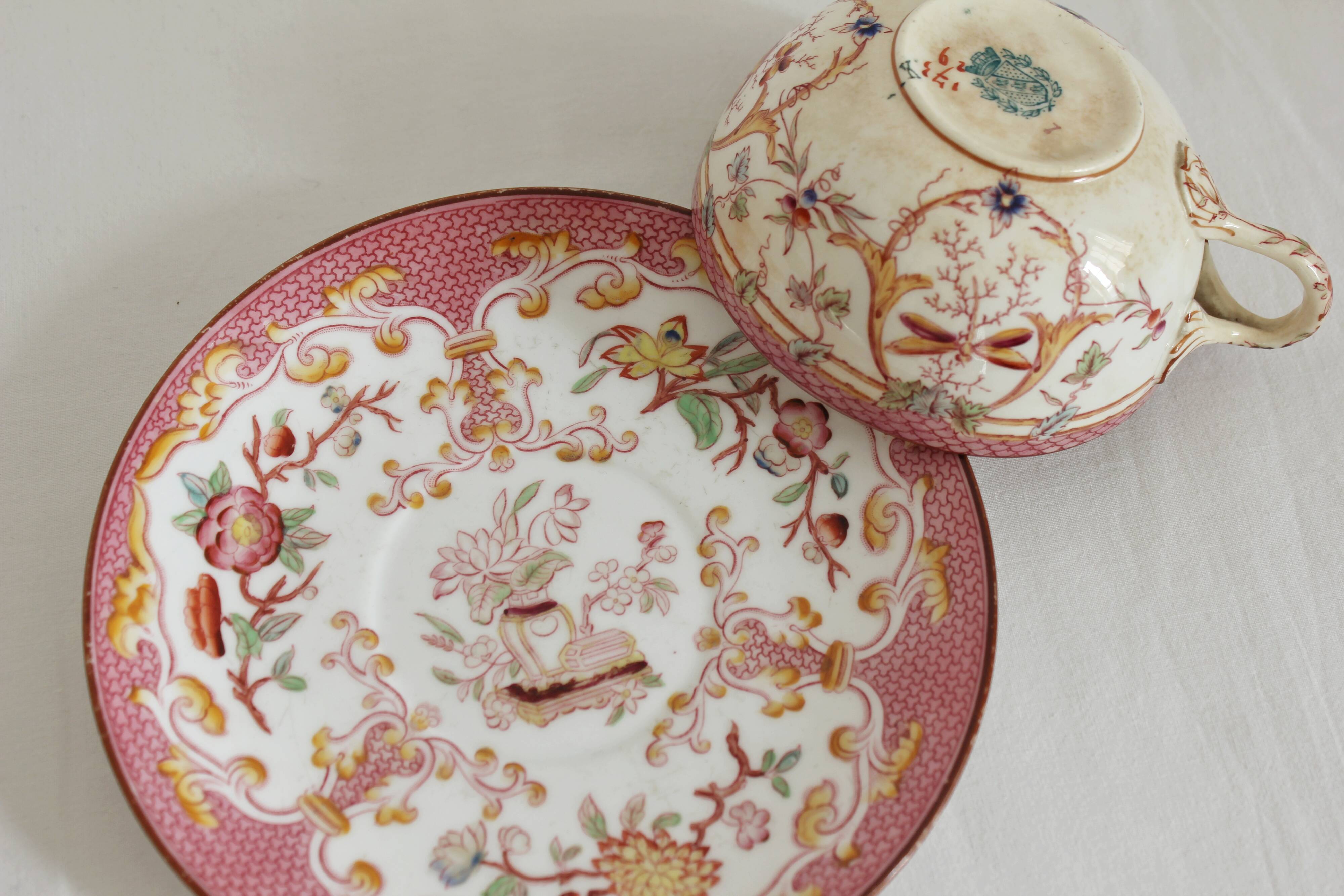 Tasse à café en terre de fer décor Minton rose Sarreguemines fin XIXe