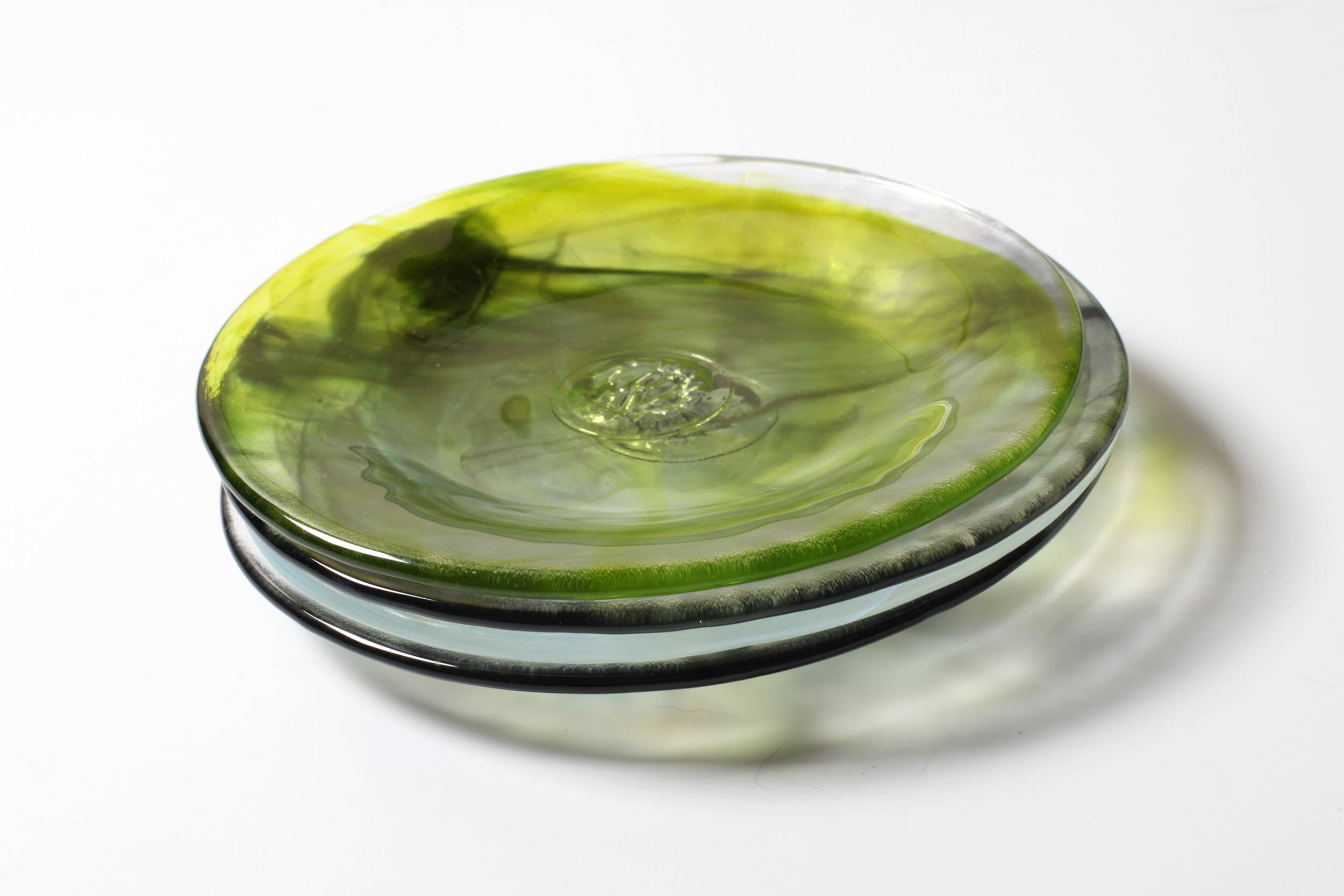 Ensemble d'assiettes en verre Kosta Boda Mine : Art scandinave par Ulrica Hydman Vallien