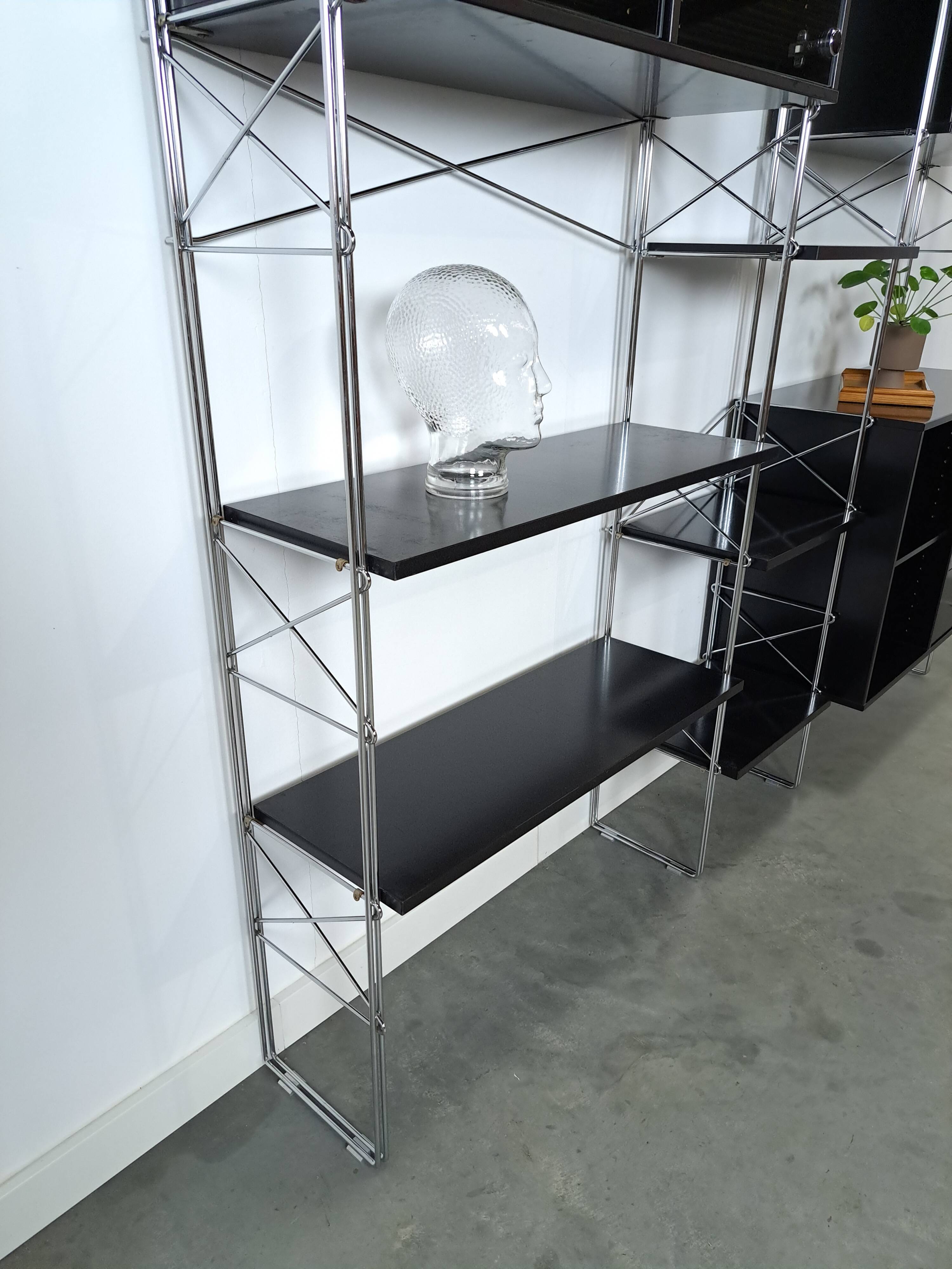 Deens design Denka modulaire kast met chromen houders en planken