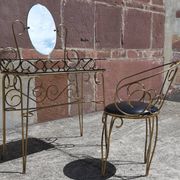 Coiffeuse et chaise en métal doré et opaline.
