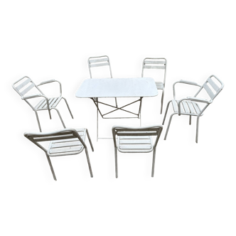 Garden furniture in wrought iron and wooden slats composed of two armchairs, 4 chairs and a table.