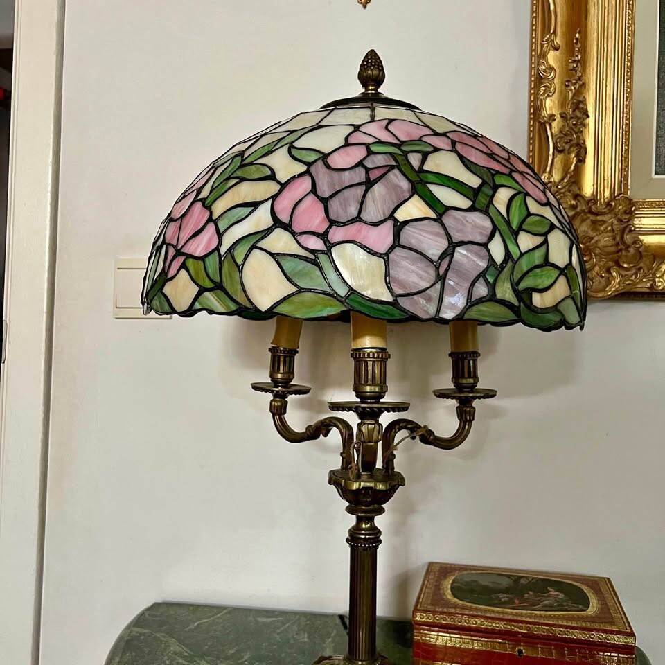 Arts & Crafts table lamp in leaded stained glass, 20th century.