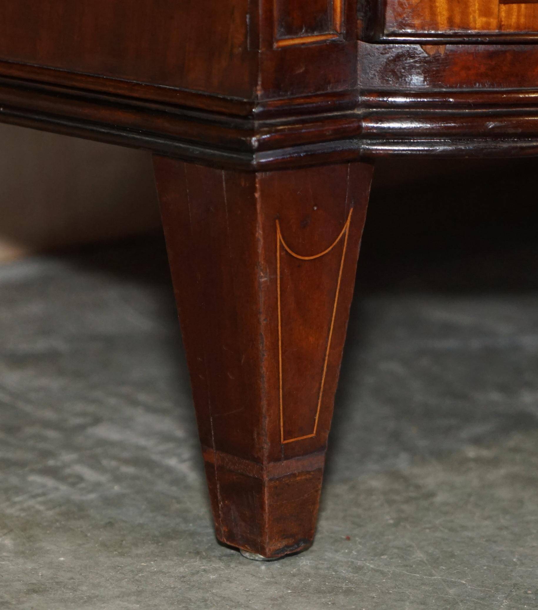 Commode Sheraton avec poignées tête de lion, 1859