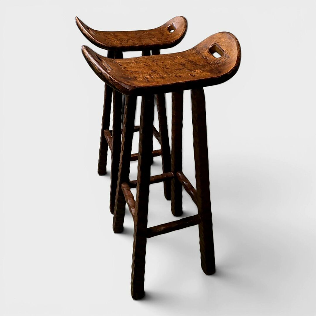 Lot de 2 tabourets brutalistes en bois massif taillé main