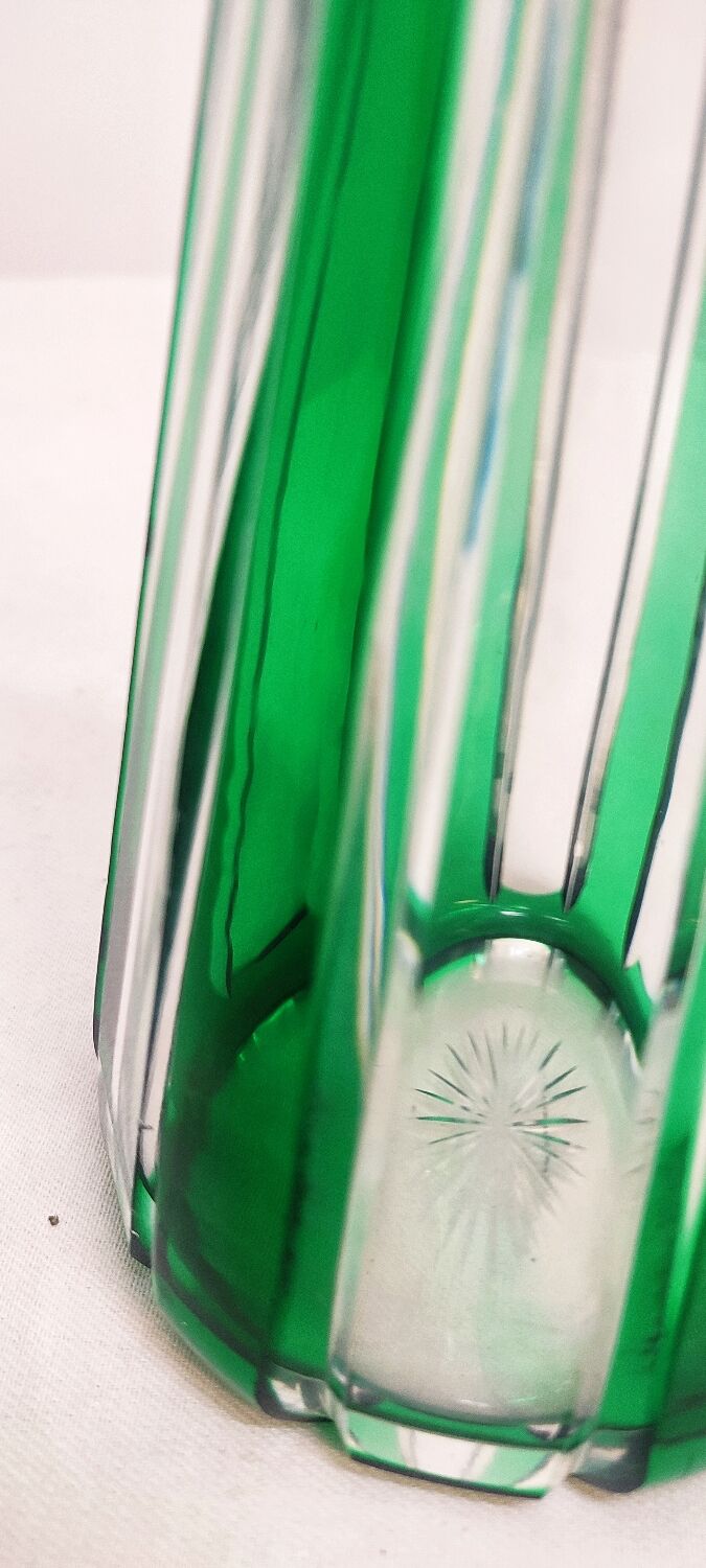 Vase en verre sculpté de Bohême. République tchèque, années 1980.