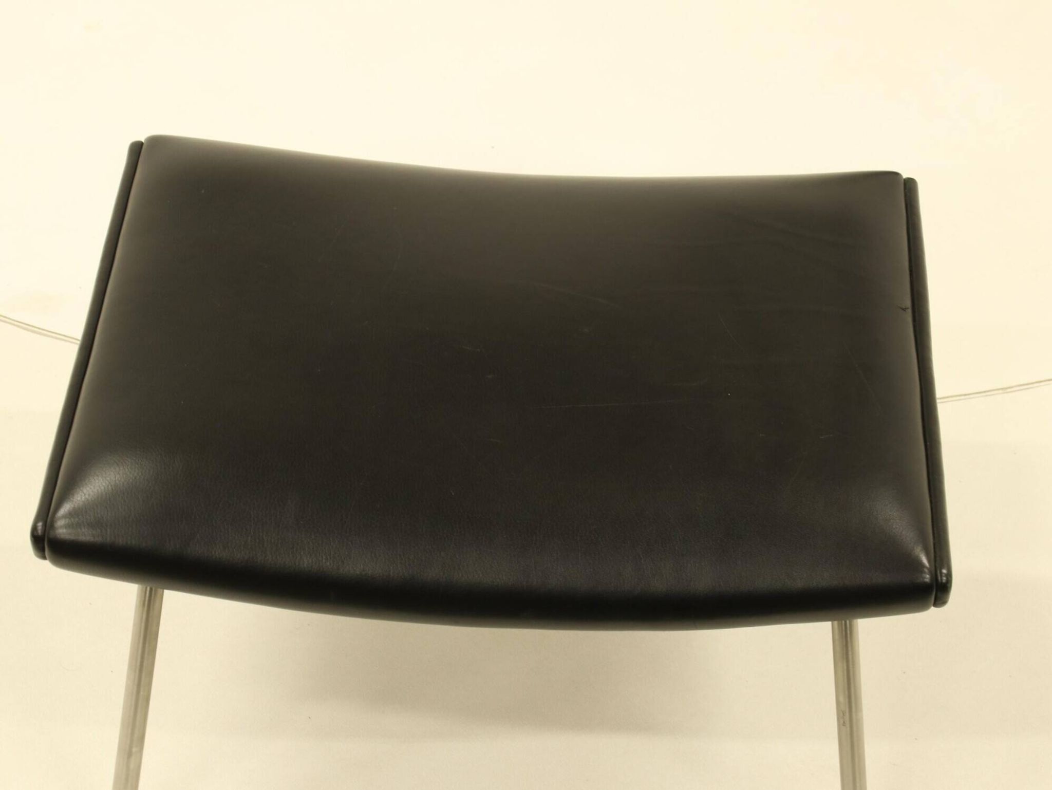 Fauteuil et repose-pieds assorti – CH445 et CH446 – par Hans Wegner