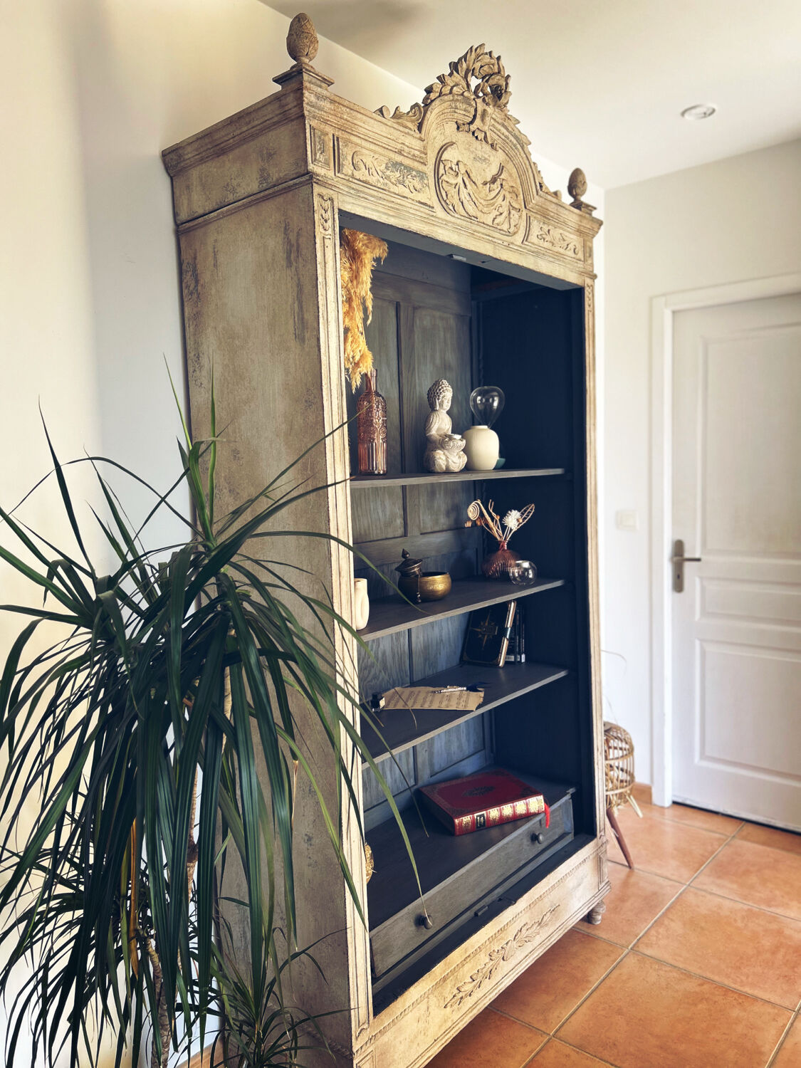 Superb patinated bonnetière in the Tuscan style