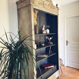 Superb patinated bonnetière in the Tuscan style