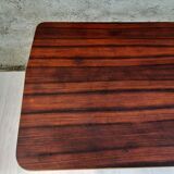 Table à manger en bois de teck et pieds en métal peint.
