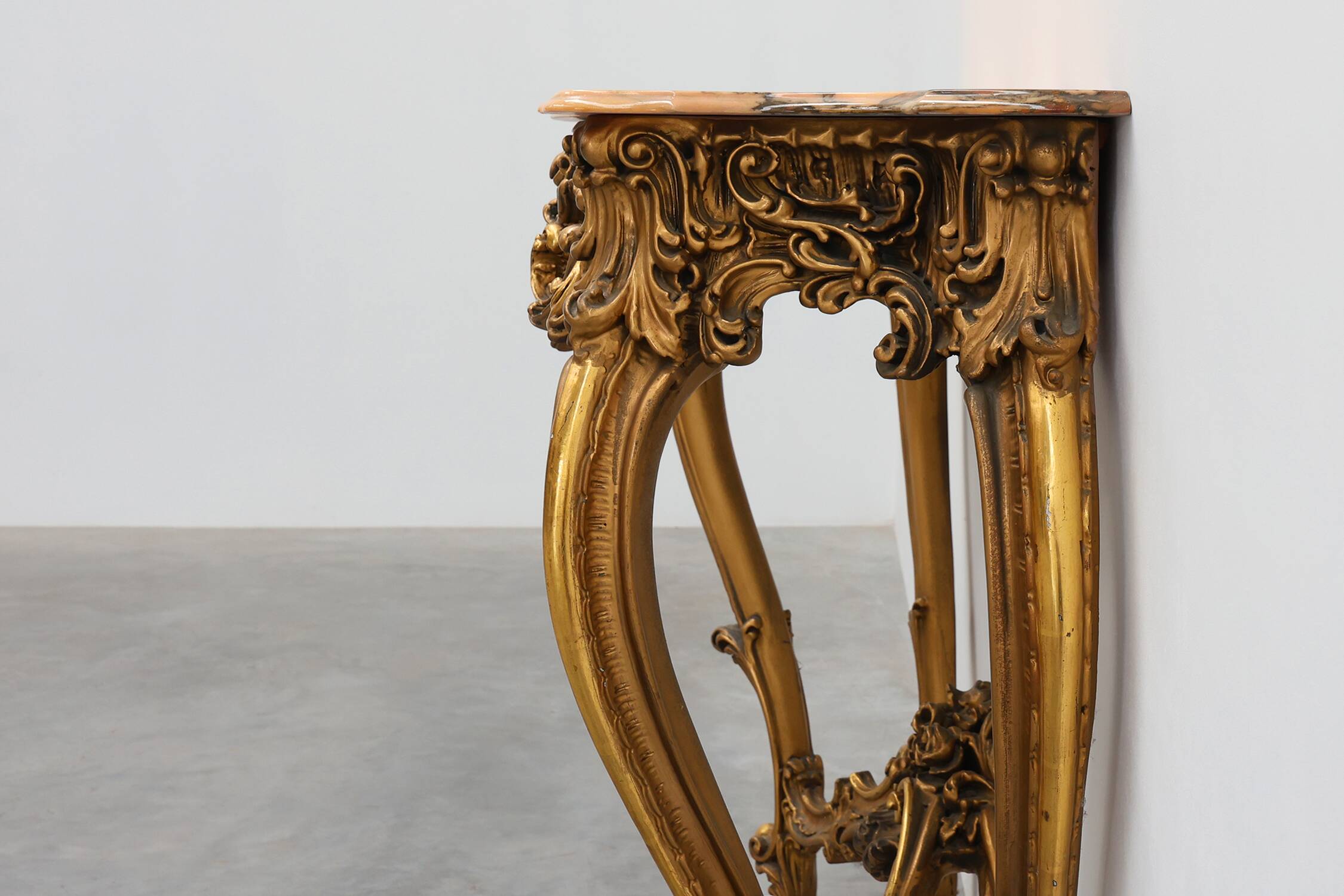 Console en bois doré sculpté avec plateau en marbre rose, style Louis XV / Rococo, It