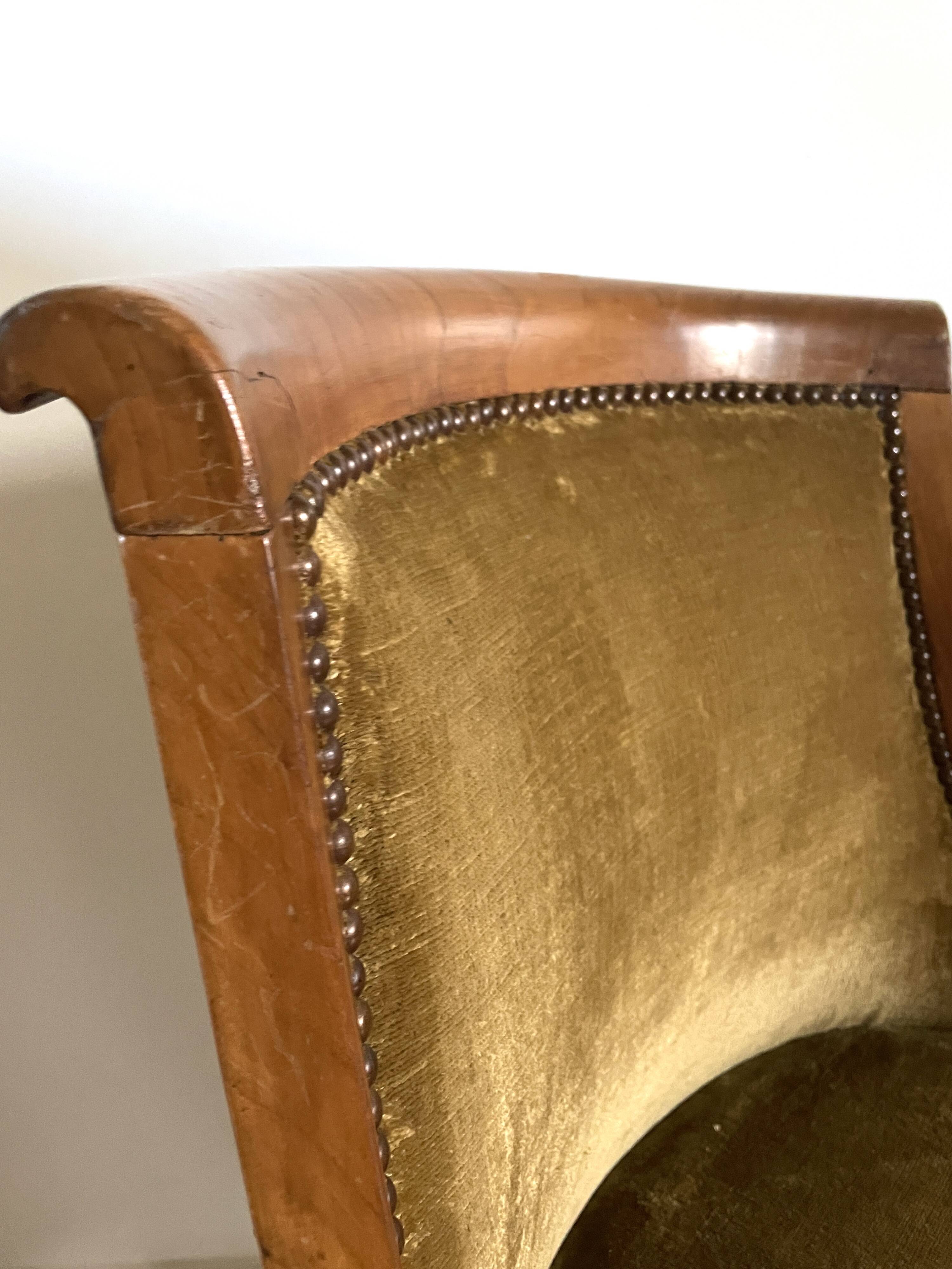 Chaise gondole en velours côtelé jaune moutarde