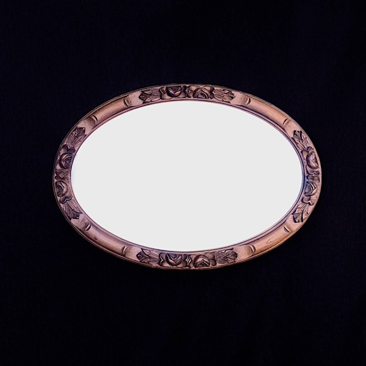 Ancien miroir ovale biseauté en bois sculpté - 69 cm