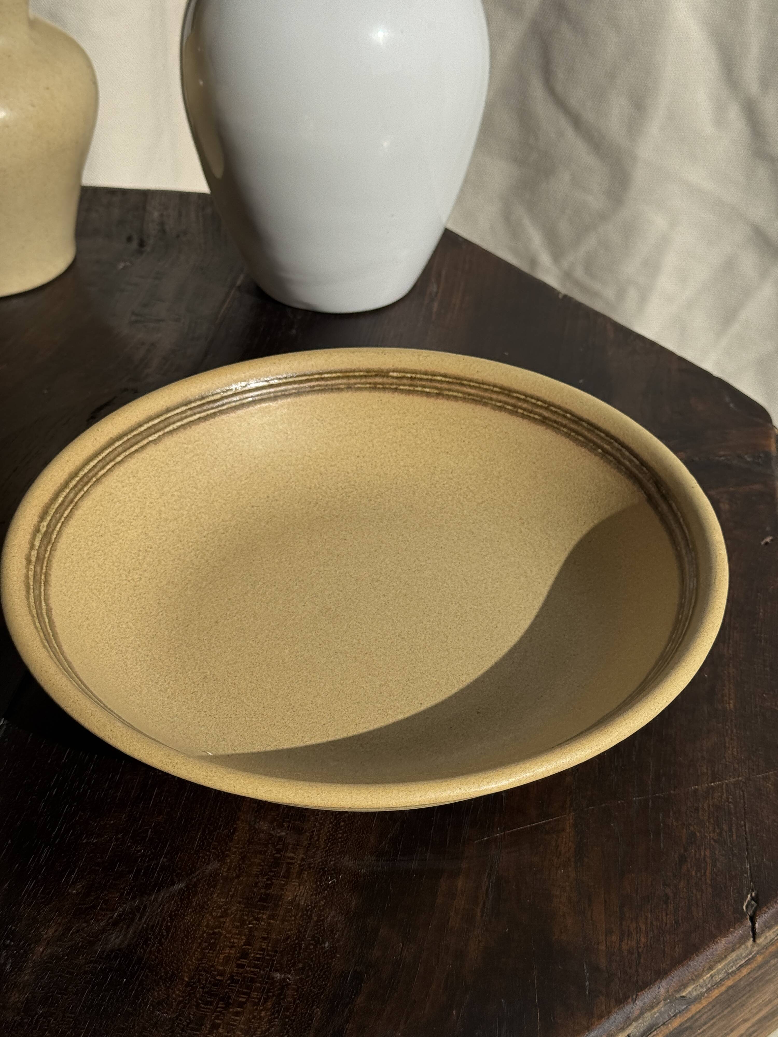 Lot de 2 assiettes creuses en grès liseré brun et marron D21,5