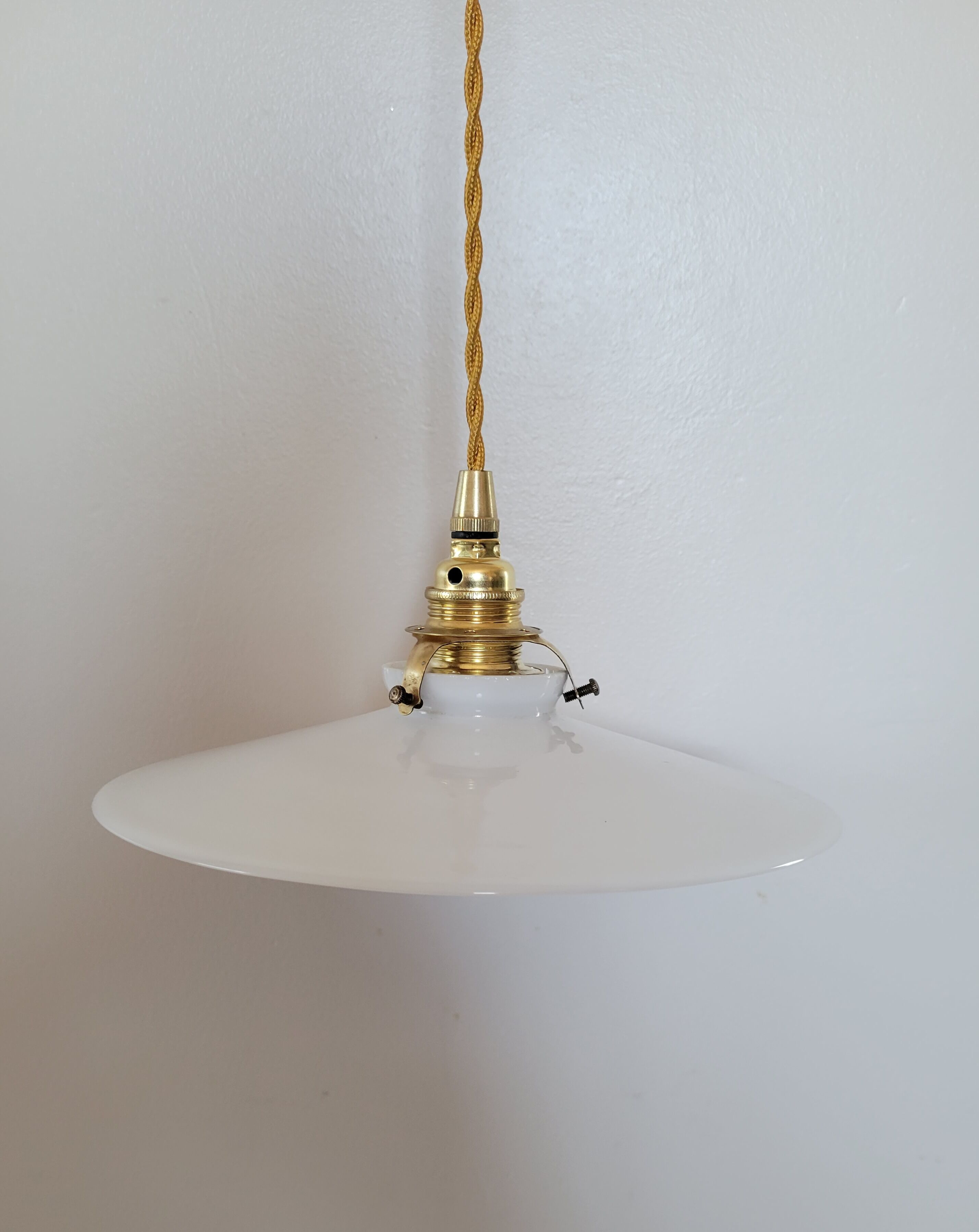Smooth opaline suspension