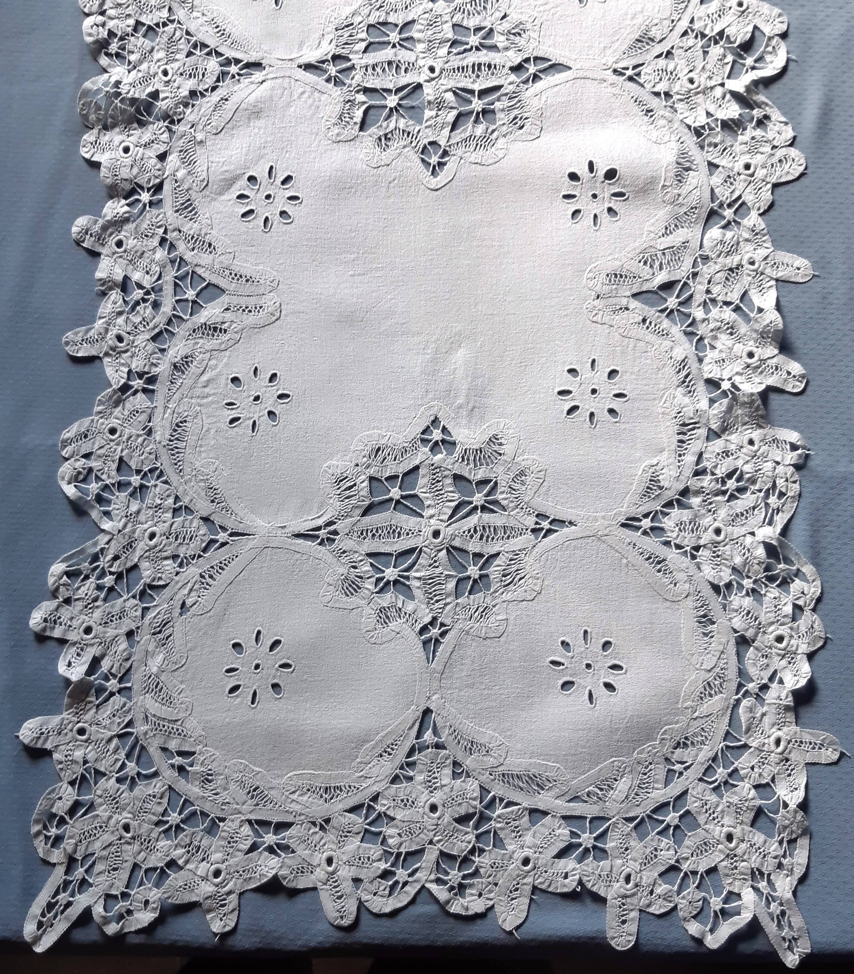 Long centerpiece in luxury lace