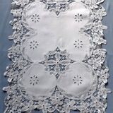 Long centerpiece in luxury lace