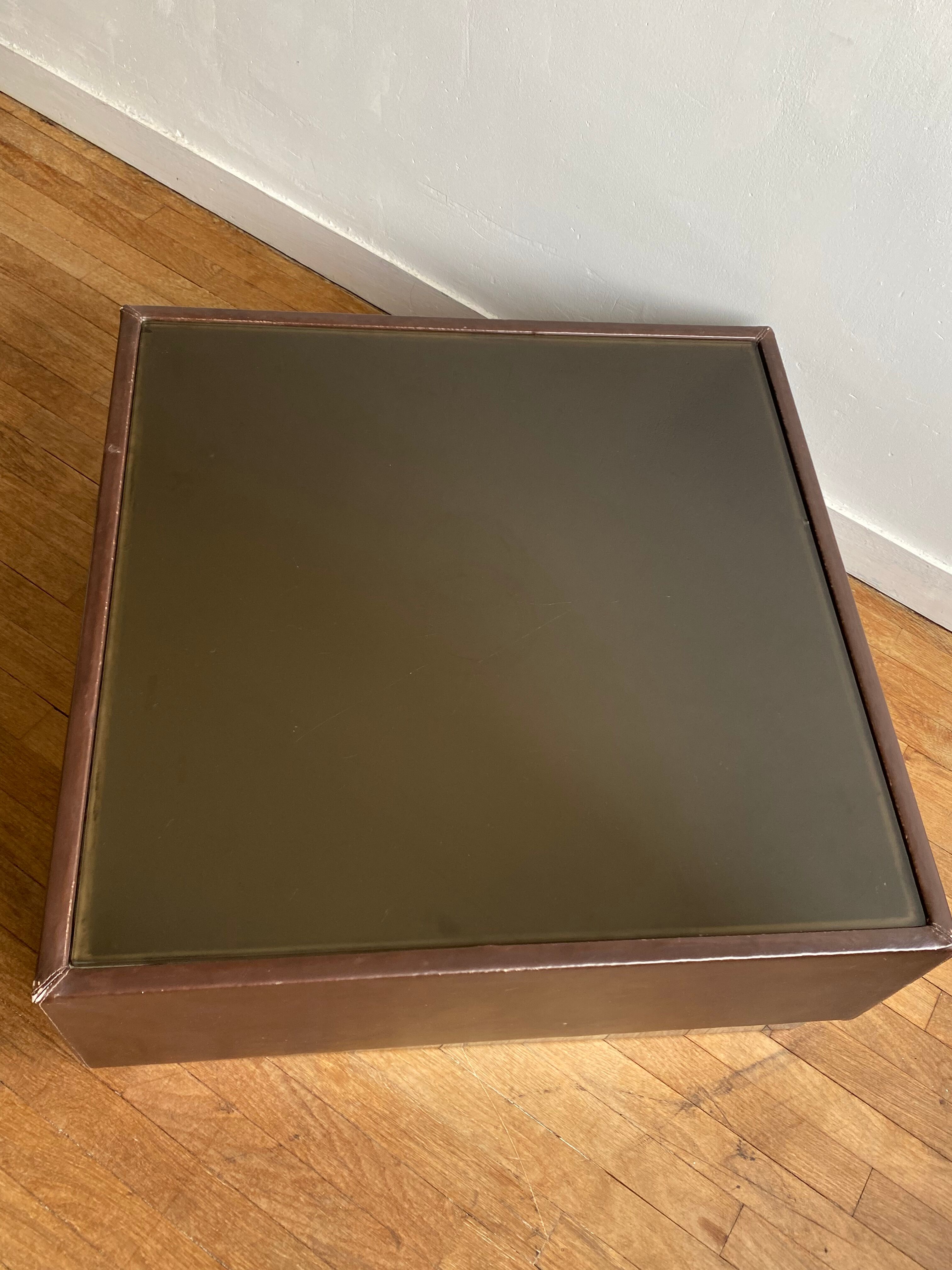 Table basse cuir chocolat vintage 1970