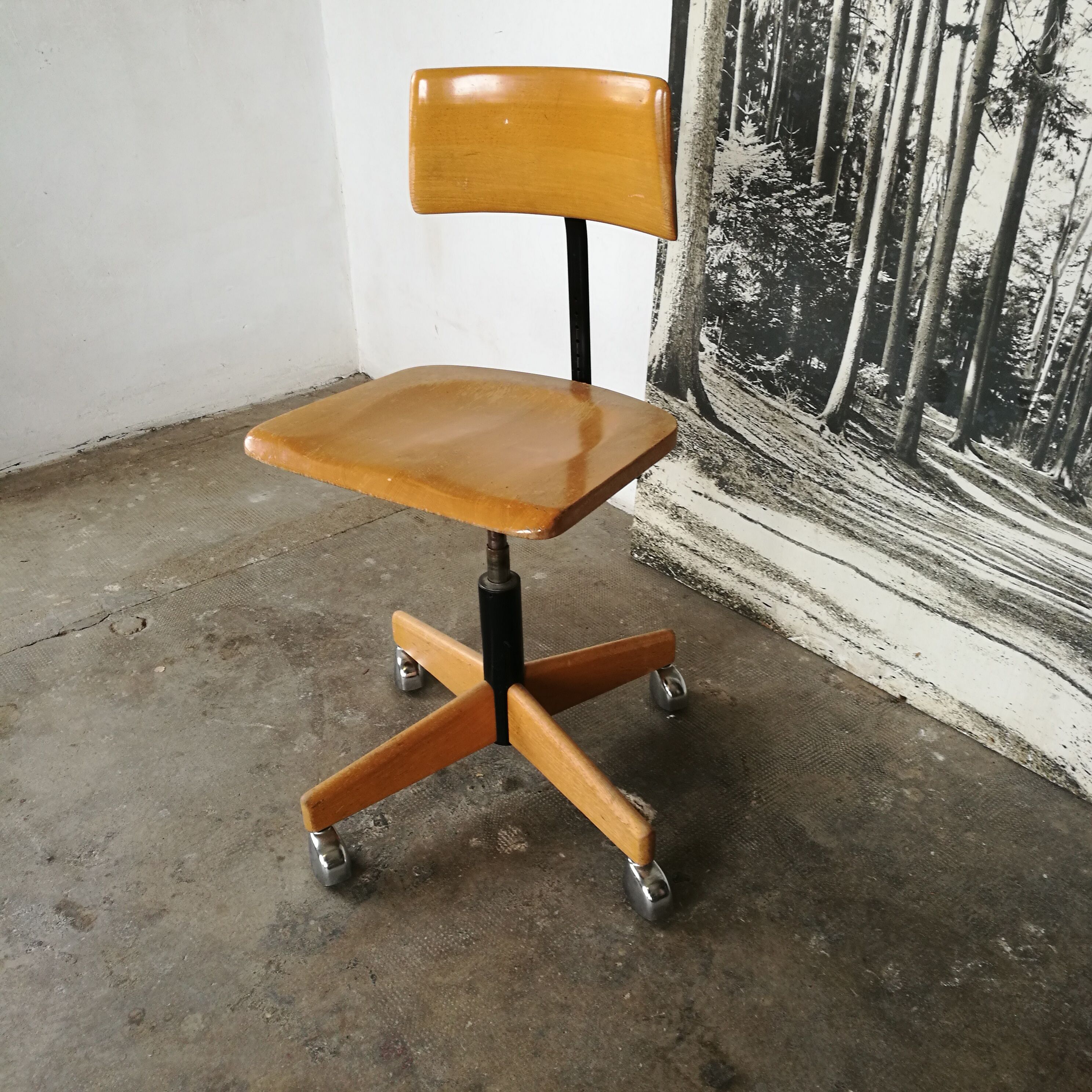 Swivel workshop chair