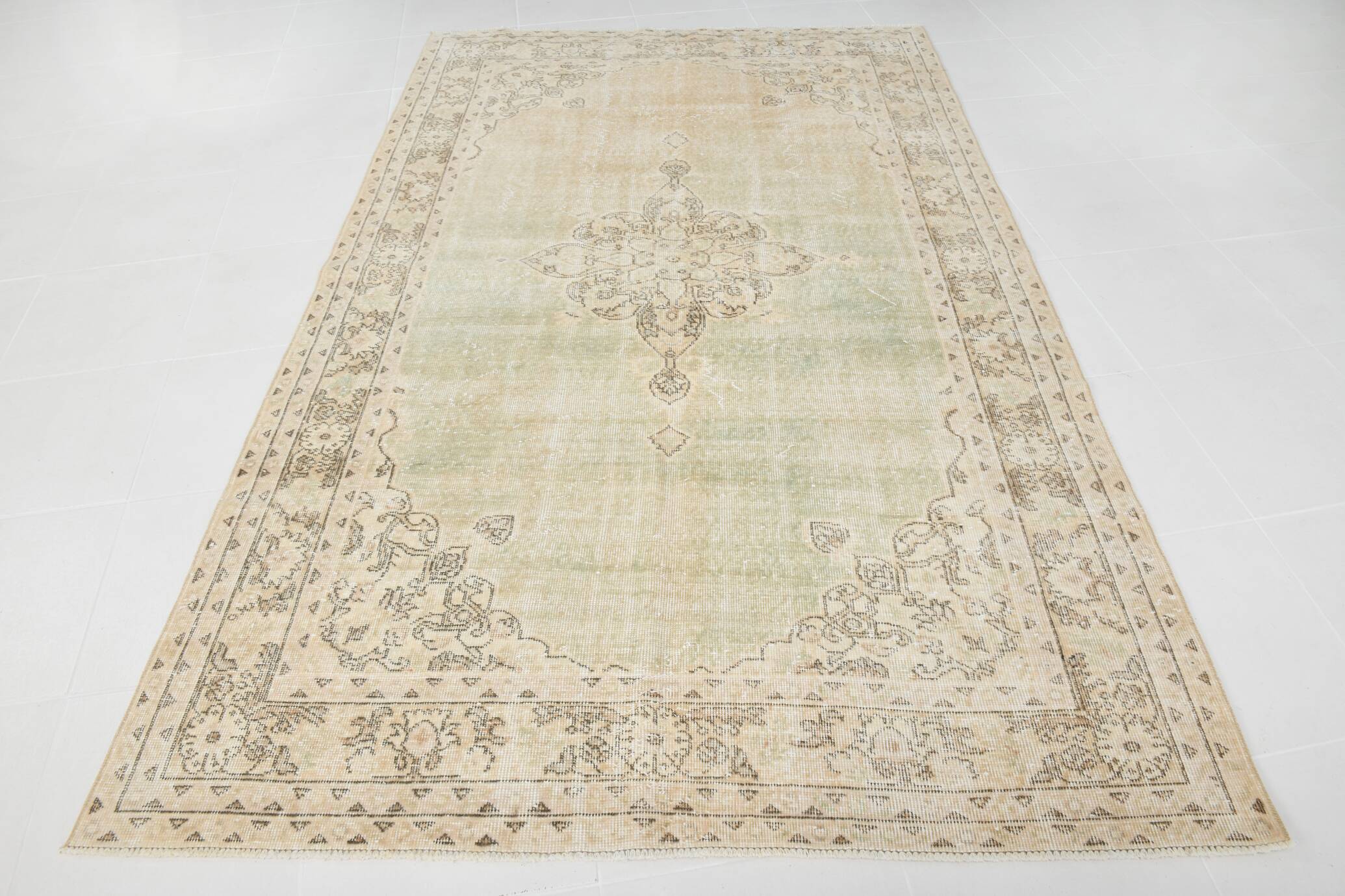 Tapis Anatolien Vintage Fait Main en Laine, Tons Vert Pâle, Beige, Ivoire