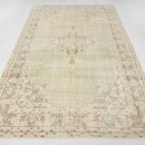 Tapis Anatolien Vintage Fait Main en Laine, Tons Vert Pâle, Beige, Ivoire