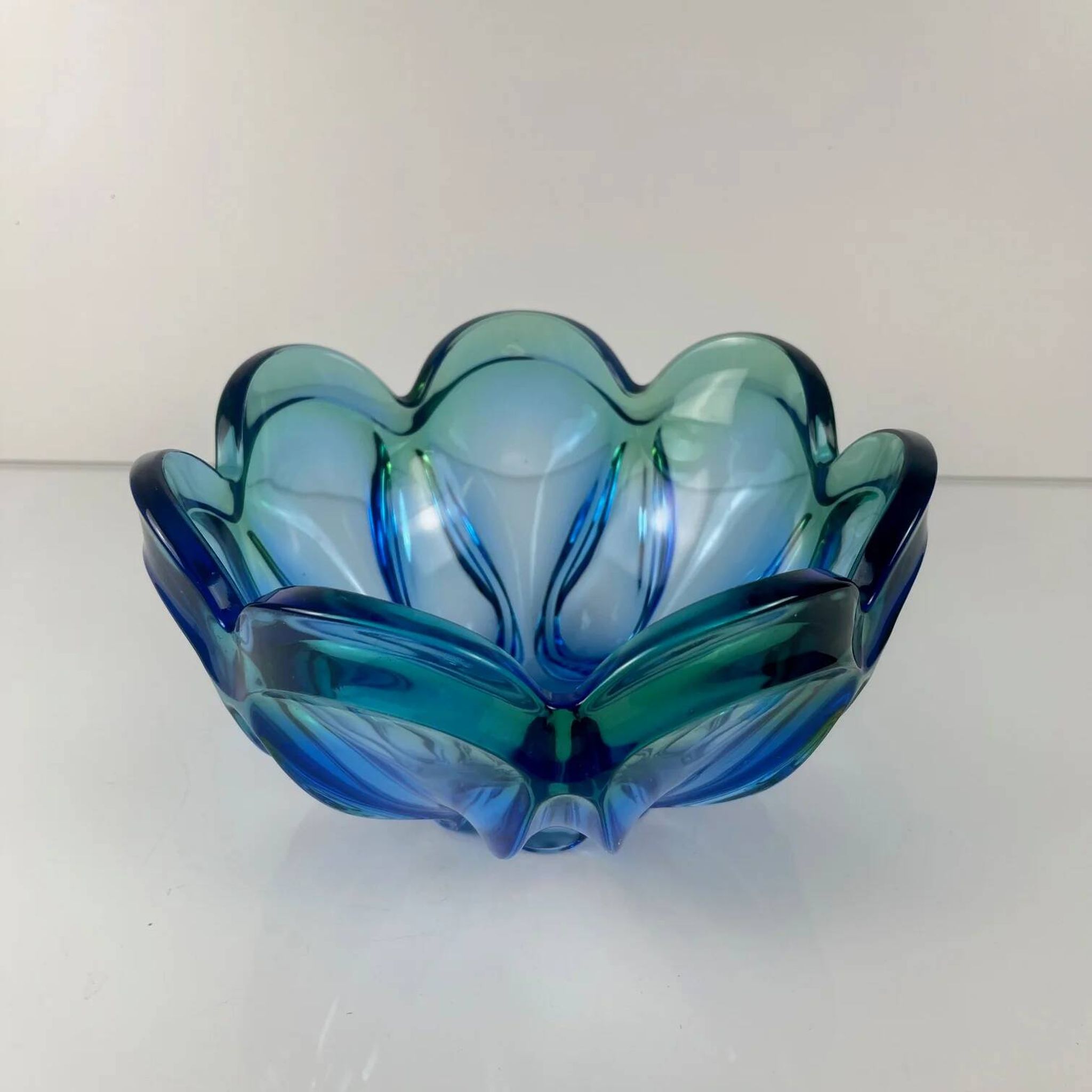 Coupe / large glass pocket bowl from Murano, flower shape, green - blue gradient, 1960.