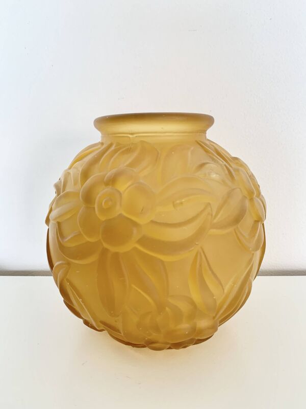 Vase boule en verre pressé moulé Art Déco orange