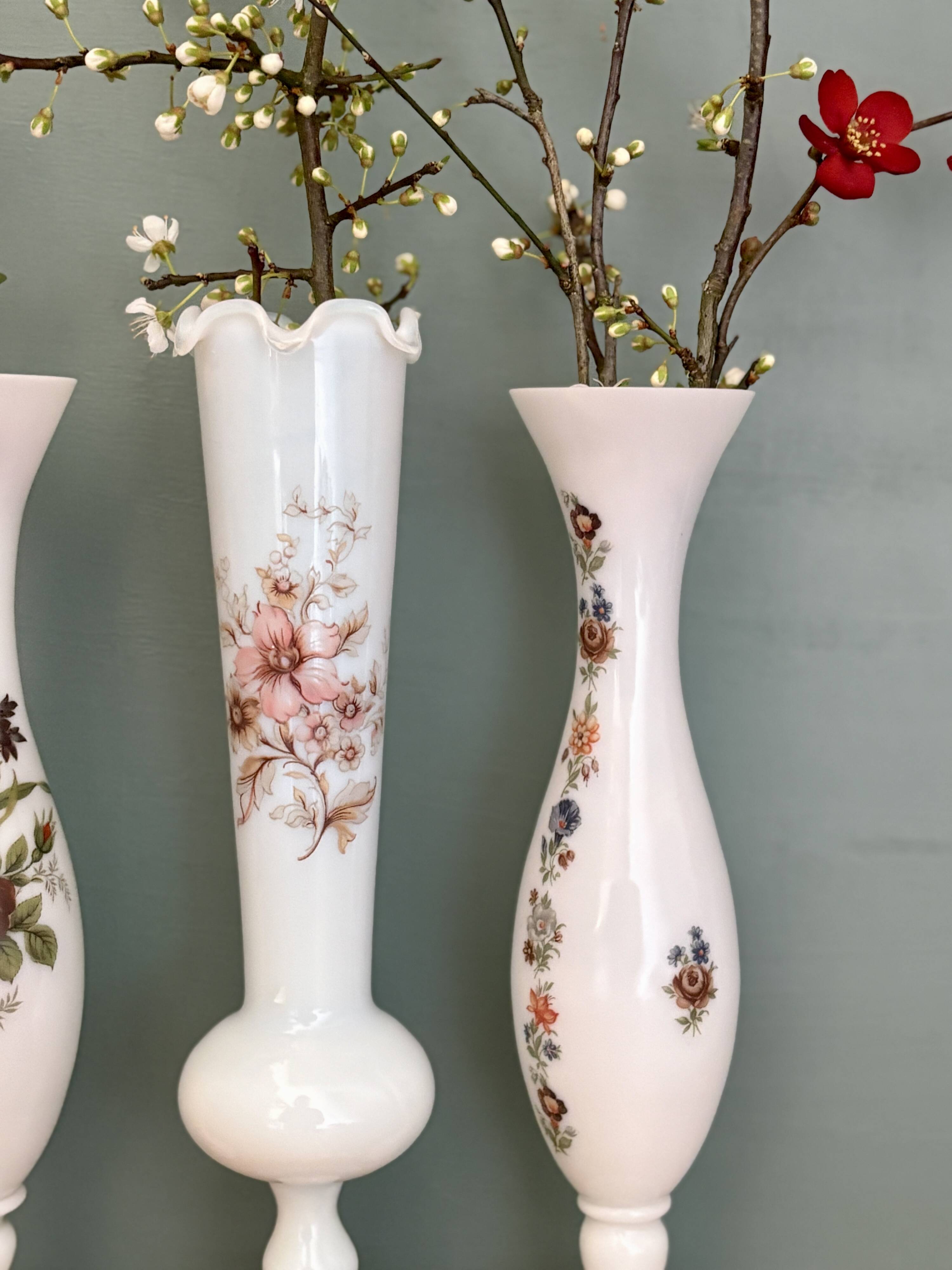 Set of 3 vintage vases/soliflores in white opaline with floral decorations.