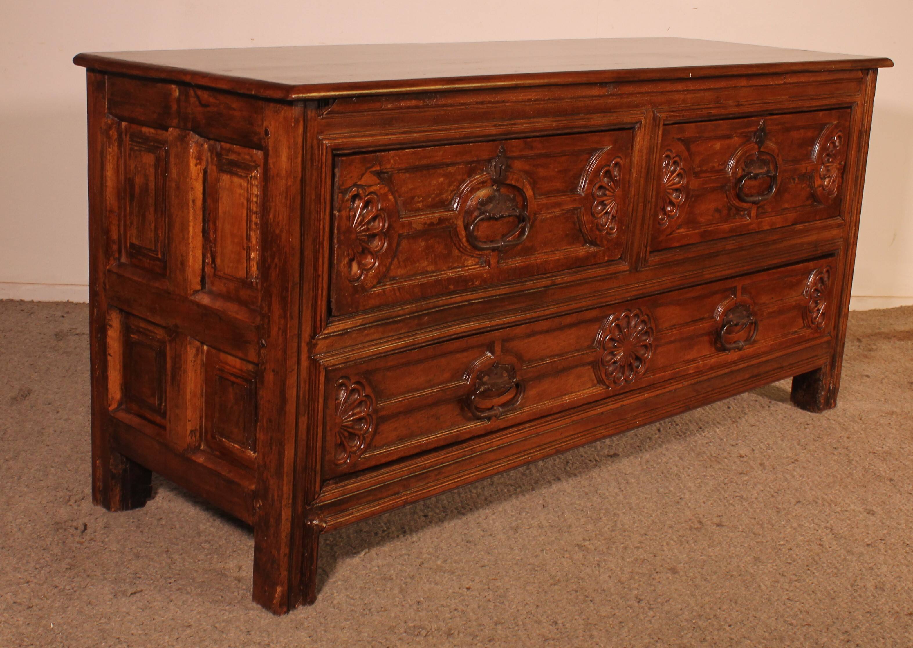 Meuble De Sacristie Renaissance Espagnol En Noyer Circa 1600